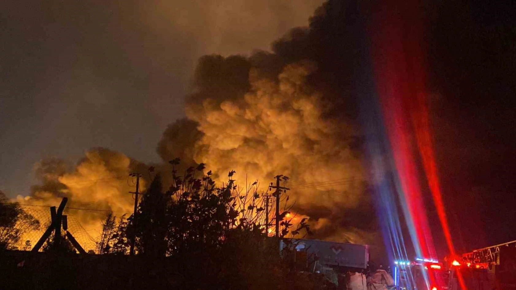 Kocaeli'nin Gebze ilçesinde bir palet fabrikasında yangın çıktı. Olay yerine çok sayıda itfaiye ekibi sevk edilirken yangına müdahale sürüyor.