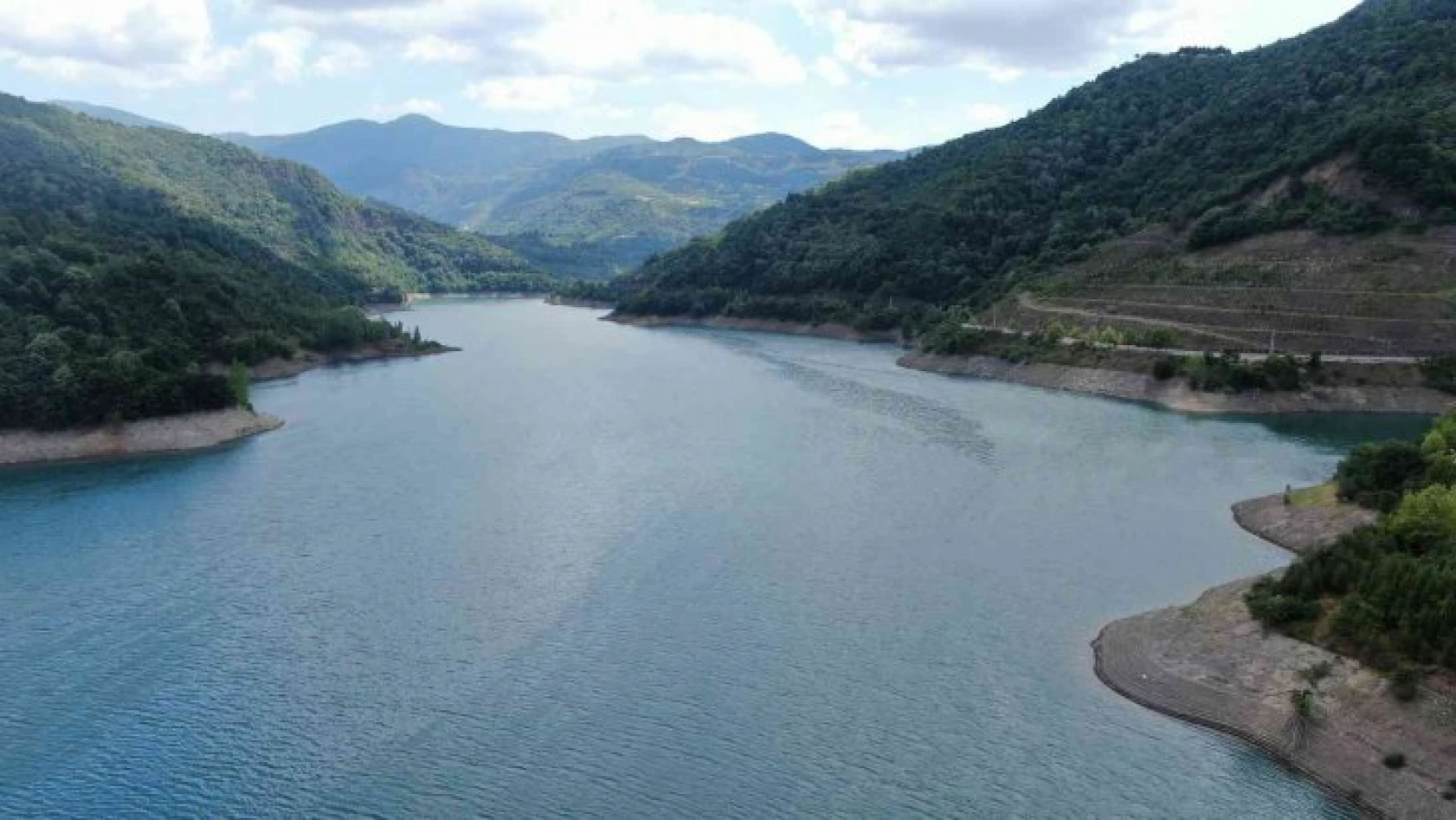 Kocaeli'nin içme suyunu karşılayan barajın çevresi çöp altında kaldı