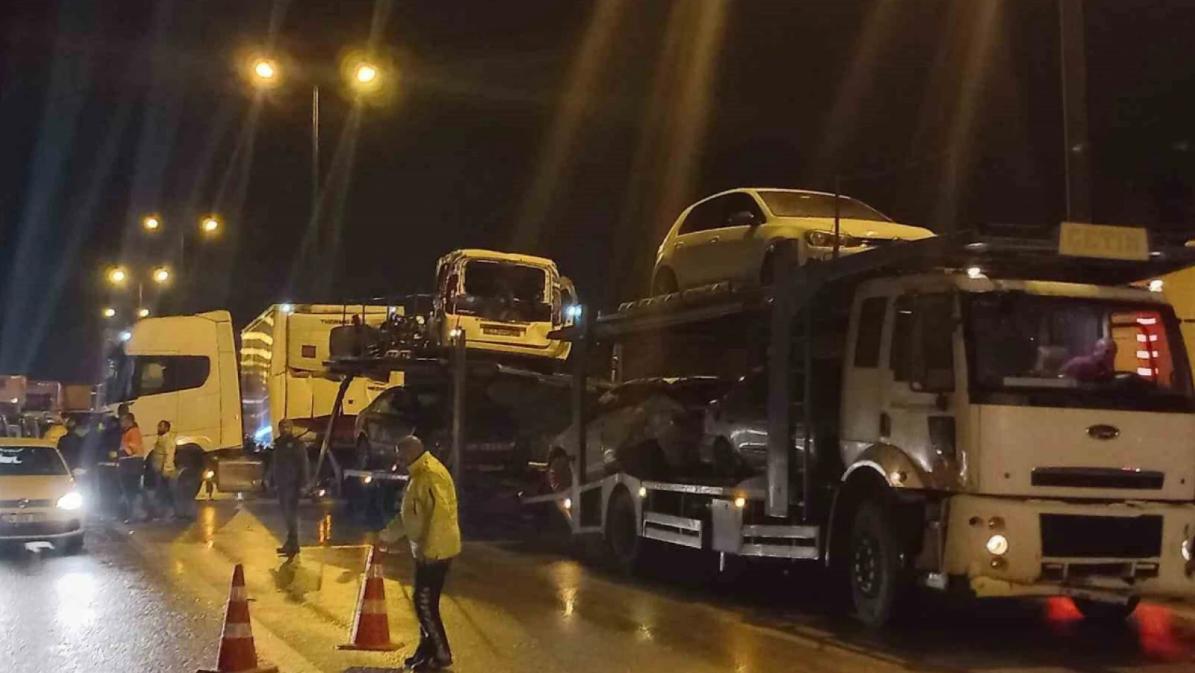 Kocaeli TEM'de çok sayıda araç kazaya karıştı: İstanbul istikameti trafiğe kapandı