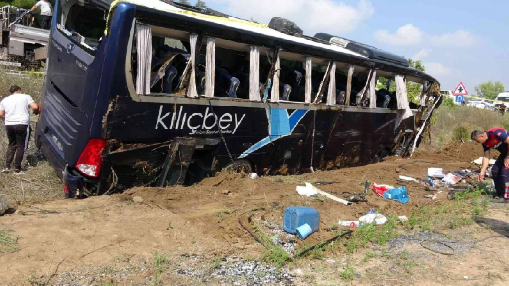 Kocaeli'den yola çıkan otobüs Çanakkale'de devrildi