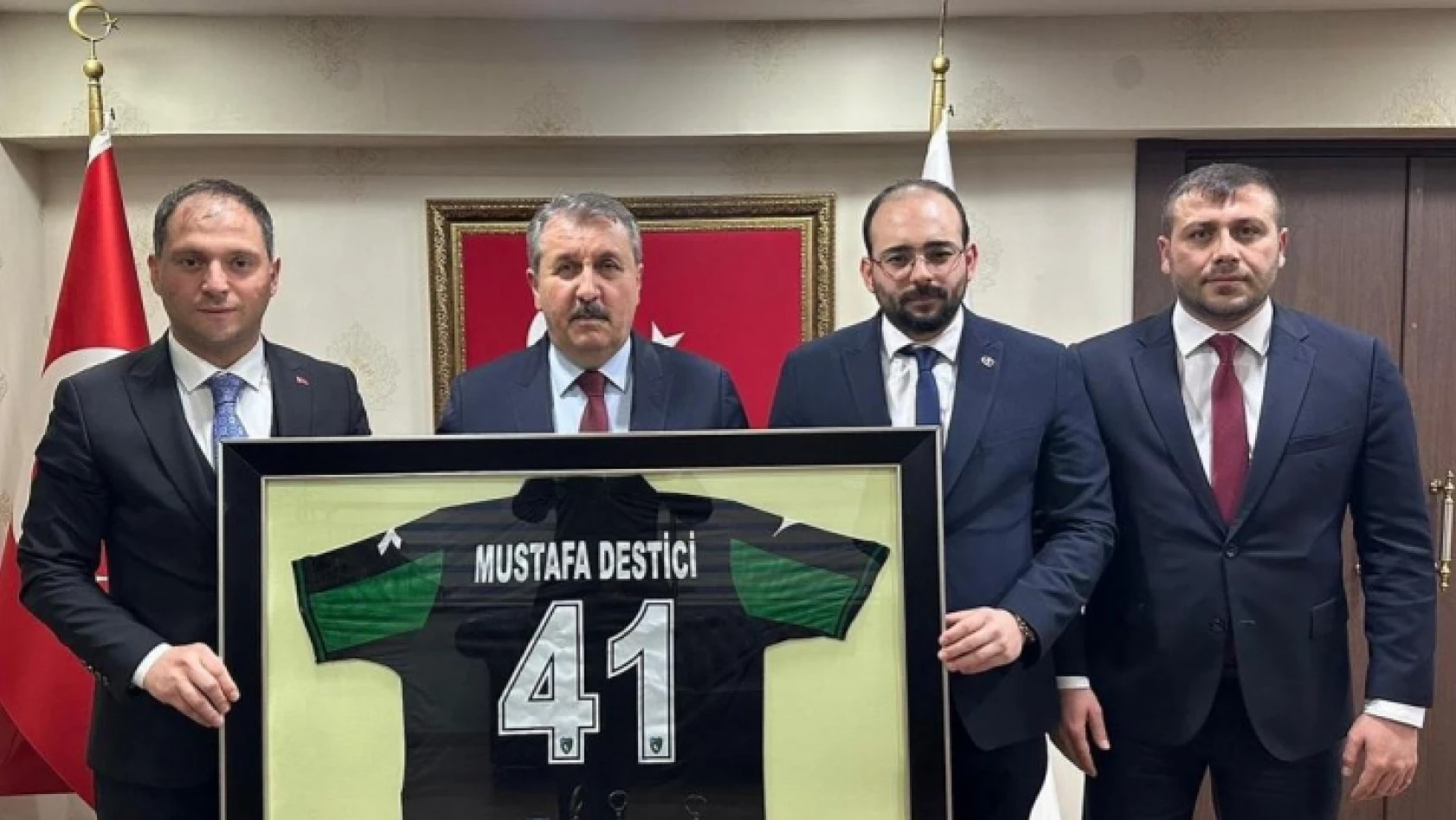 Kocaelispor formasını Mustafa Destici'ye götürdüler