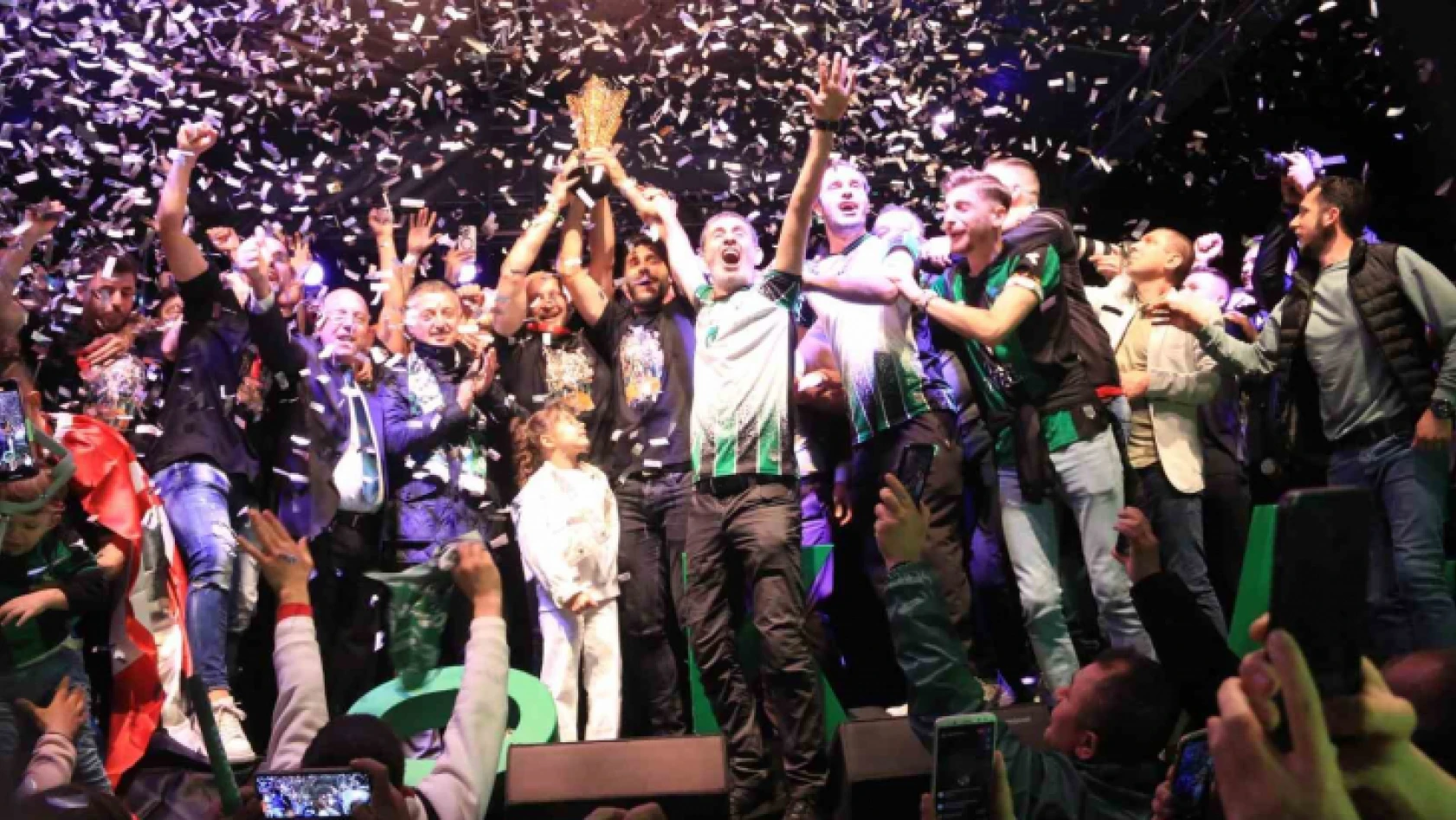 Kocaelispor şampiyonluğu coşkuyla kutladı