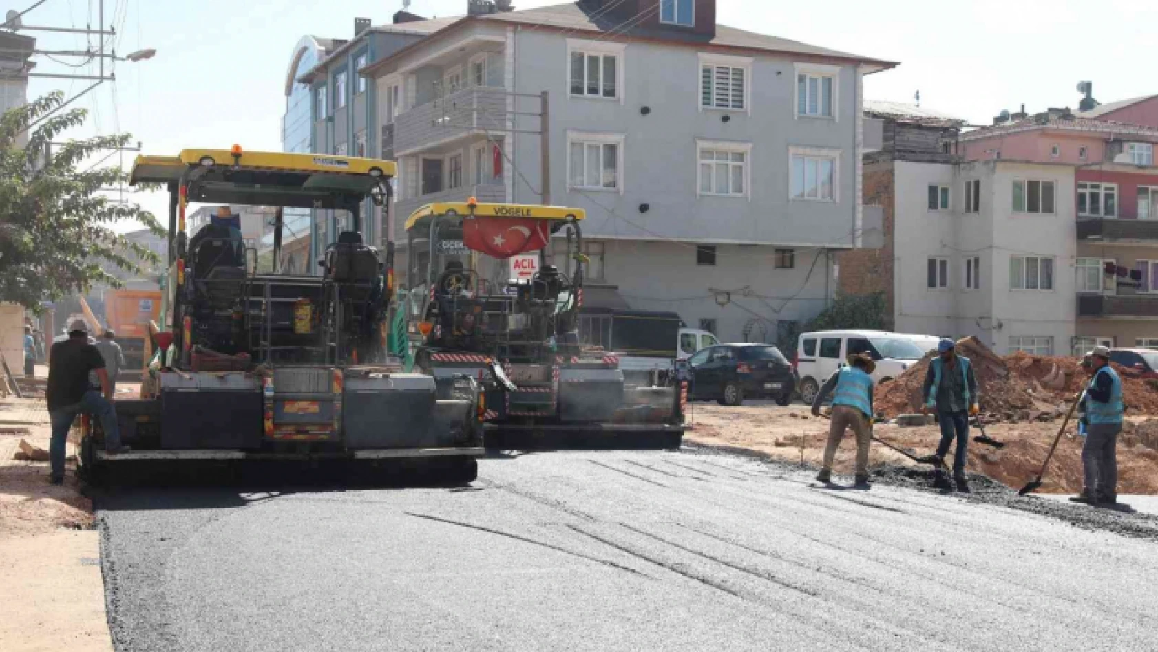 Körfez'de altyapısı tamamlanan caddeler asfaltlanıyor