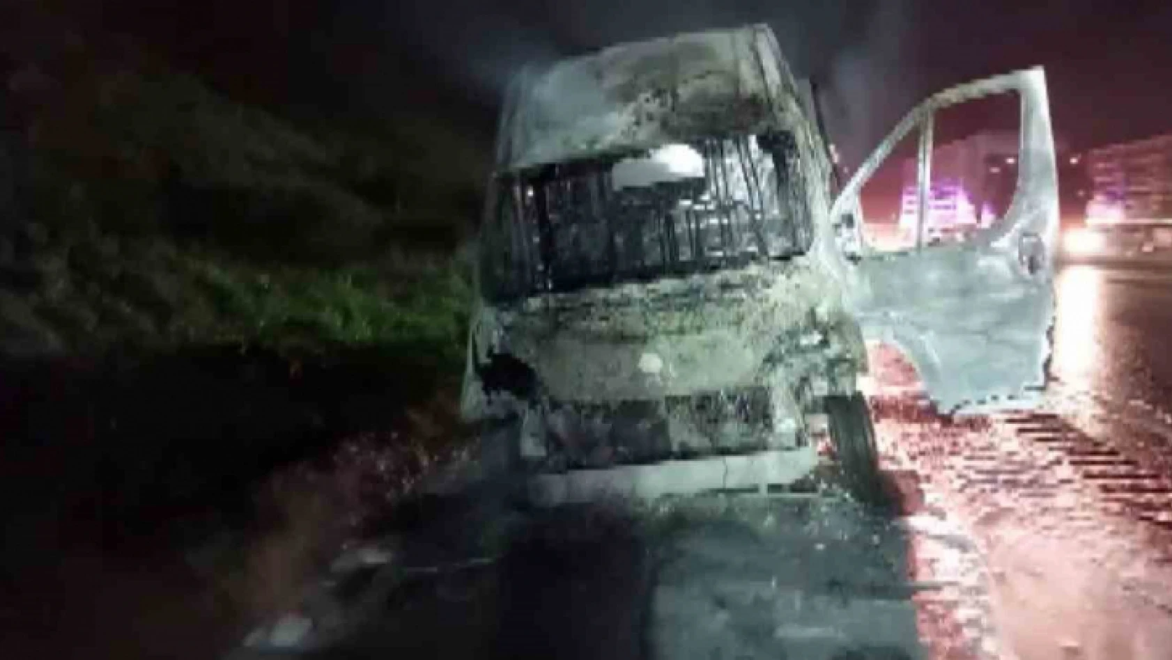 Kuzey Marmara Otoyolu'nda araç yangını: Minibüs küle döndü