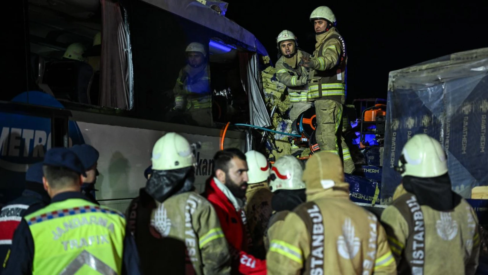 Kuzey Marmara Otoyolu'nda yolcu otobüsü ile tır çarpıştı
