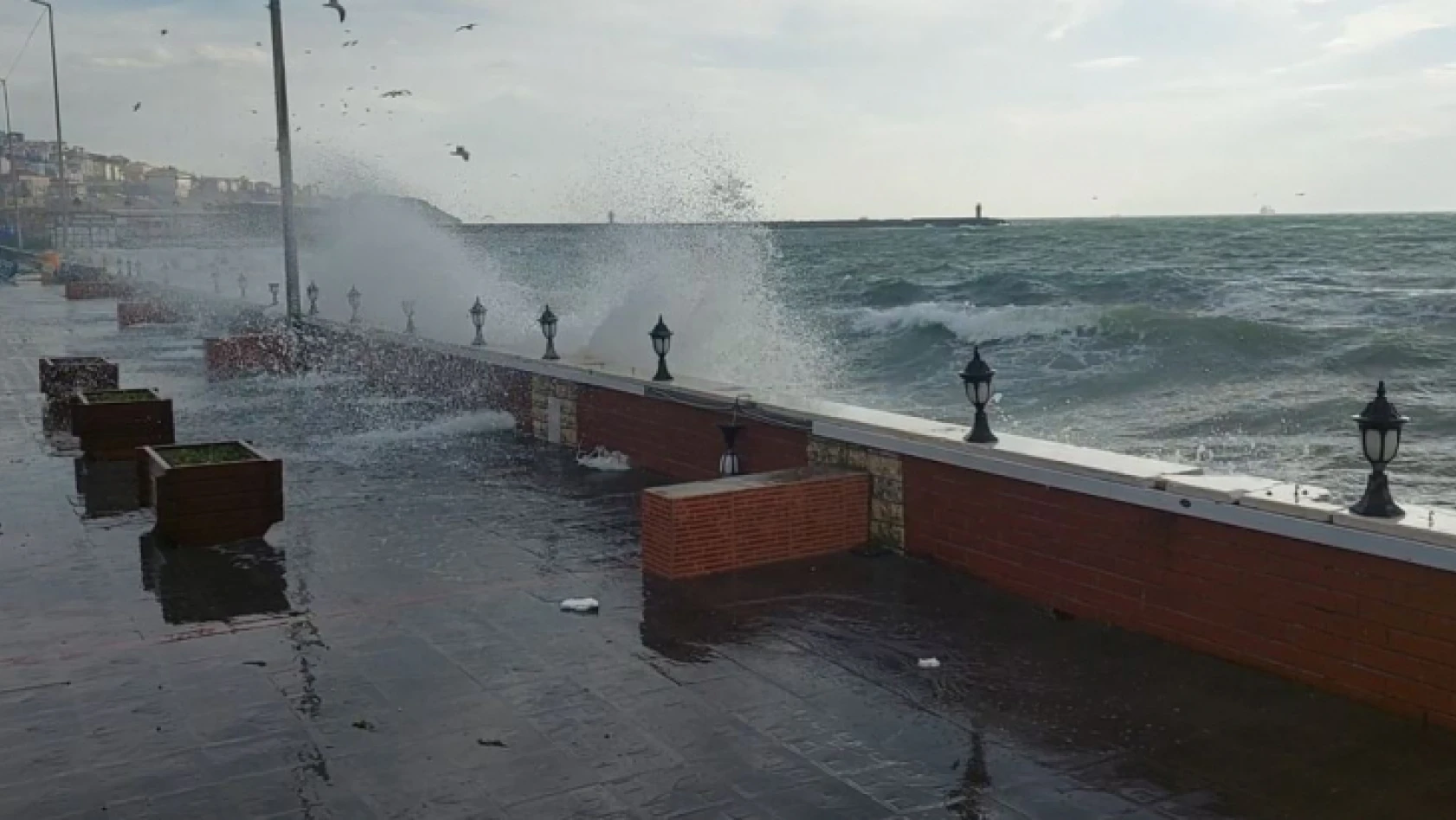 Marmara'da şiddetli fırtına etkili oluyor