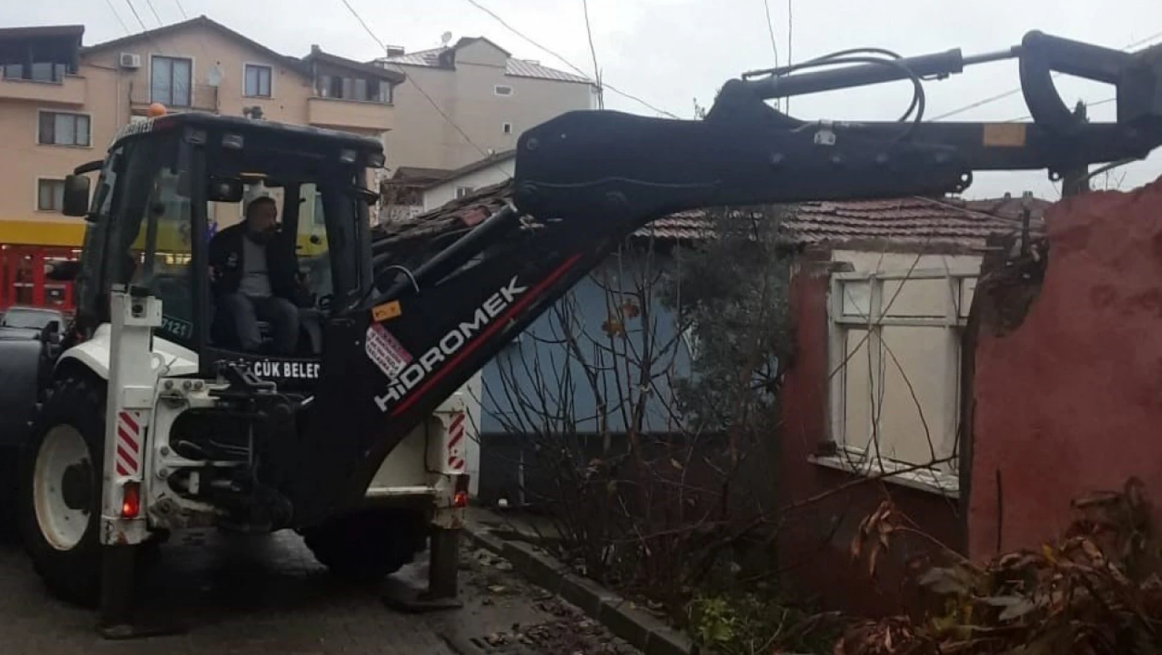 Marmara Depremi'nden kalan 184 riskli bina yıkıldı