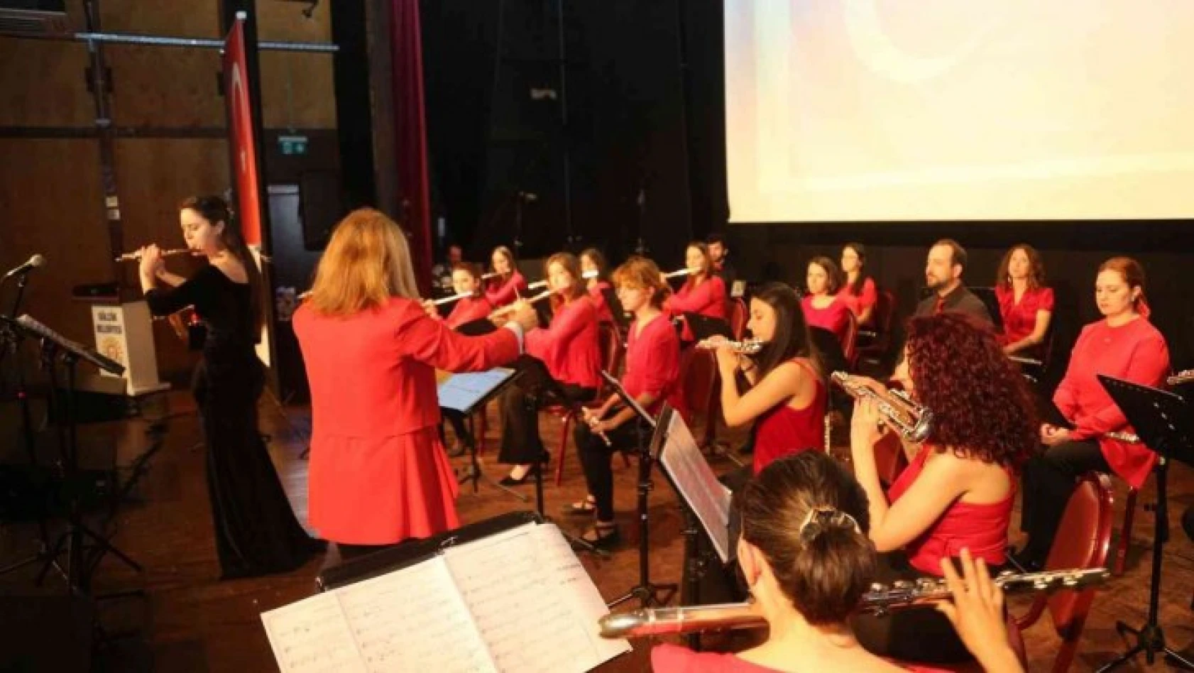 Marmara Flüt Orkestrası'nın Gölcük Marşı coşturdu