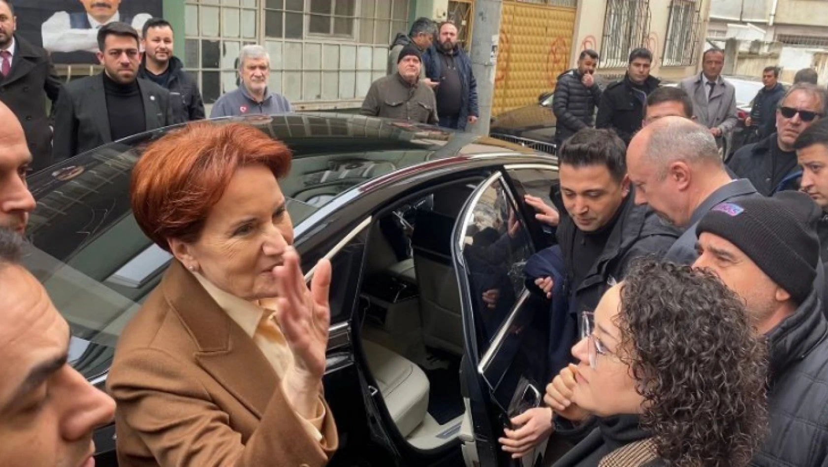 Meral Akşener, Sinan Ateş'in ailesini ziyaret etti
