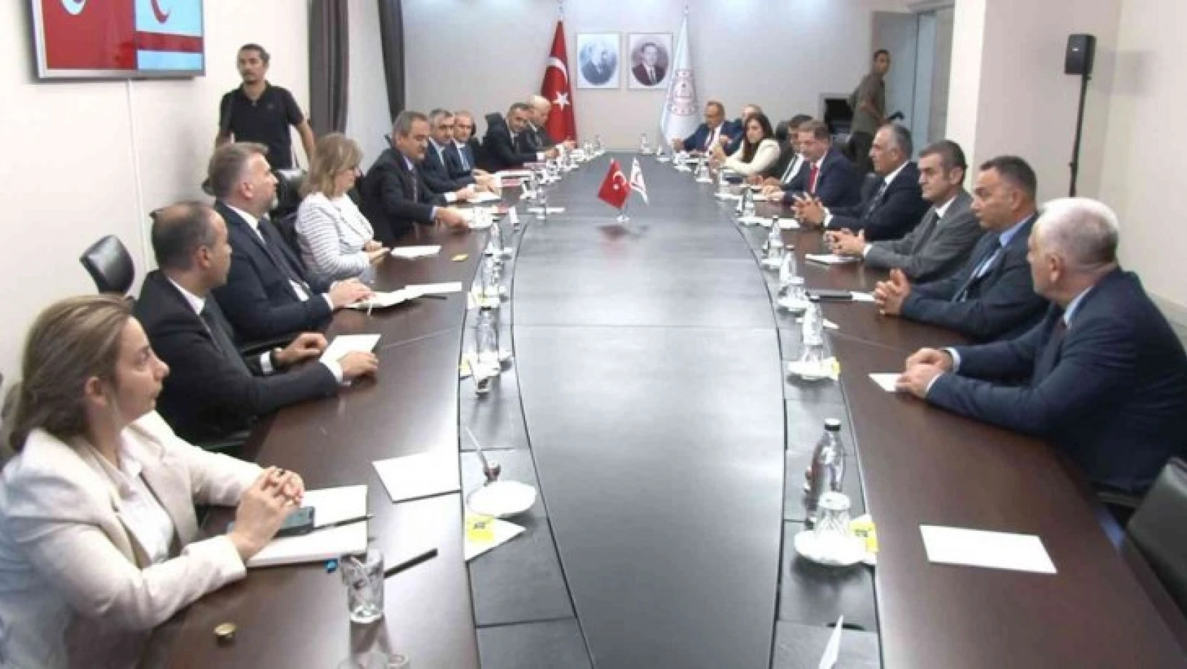 Milli Eğitim Bakanı Özer, KKTC'li mevkidaşı Çavuşoğlu ile bir araya geldi