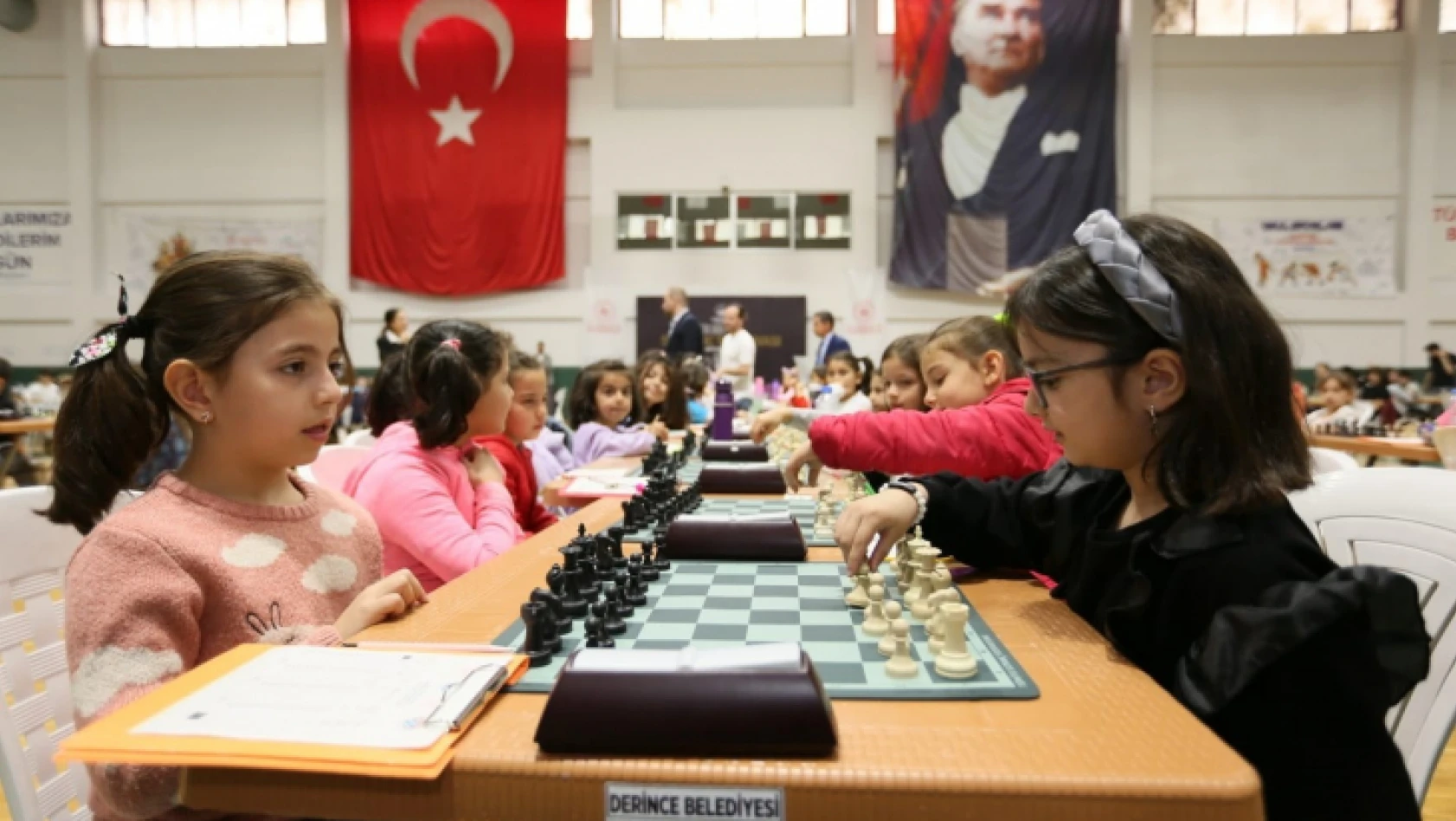 Minik öğrencilerin satranç turnuvası renkli görüntülere sahne oldu