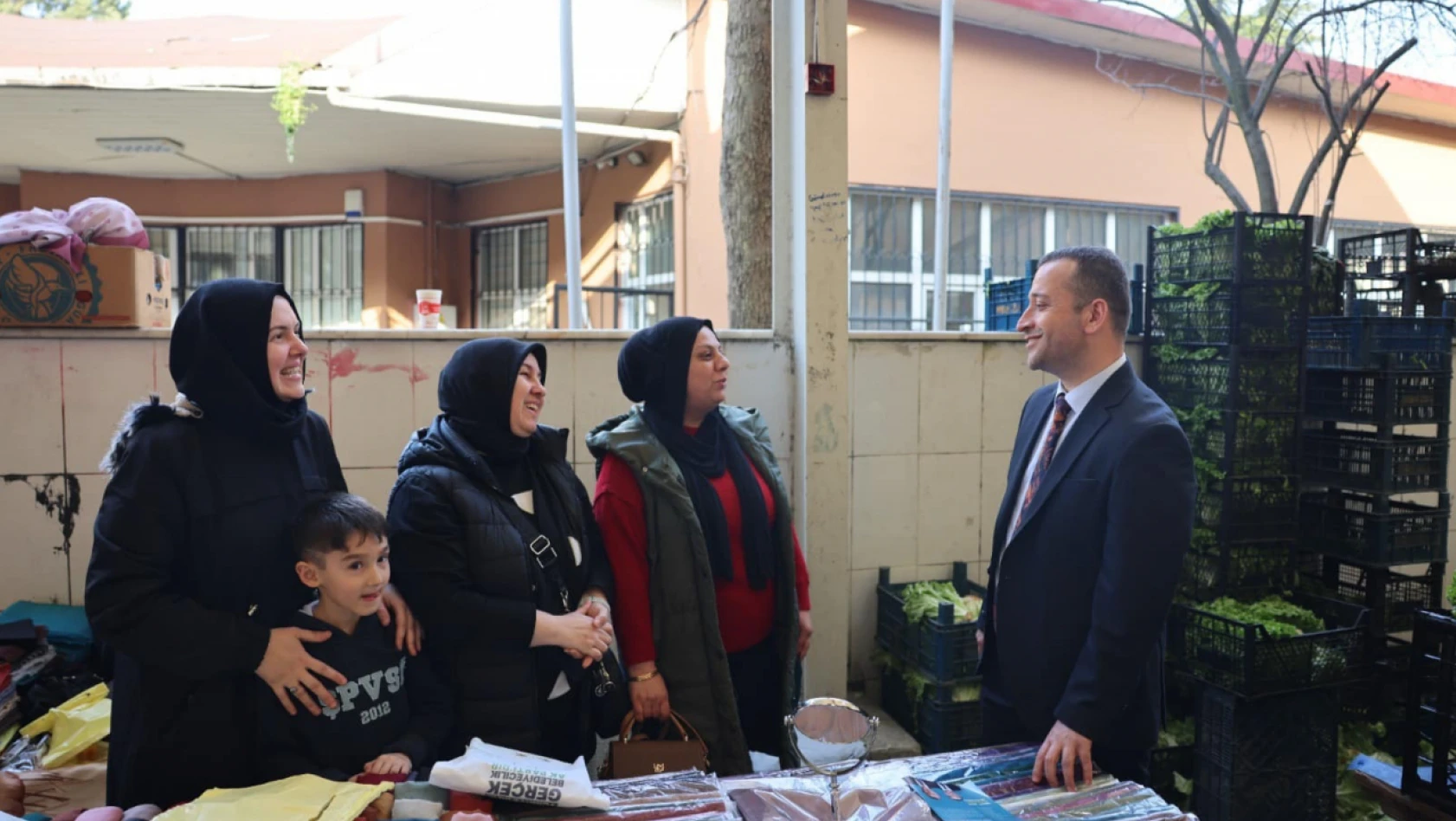 Muharrem Tutuş, Yenişehir Mahallesi'nde pazar alanını ziyaret etti