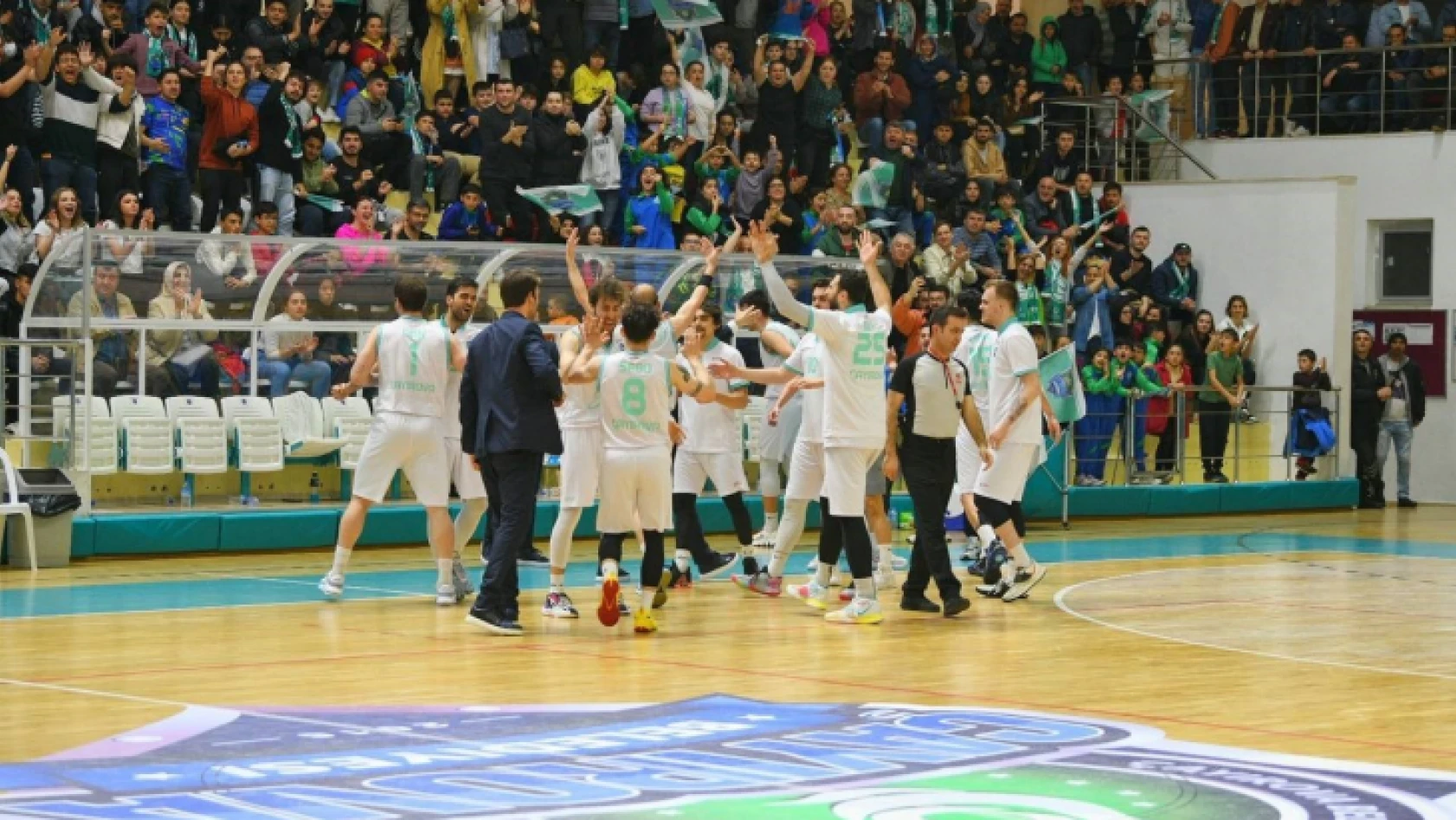 Nefes kesen karşılaşmada Çayırova Belediyesi Basketbol Takımı yarı finale yükseldi