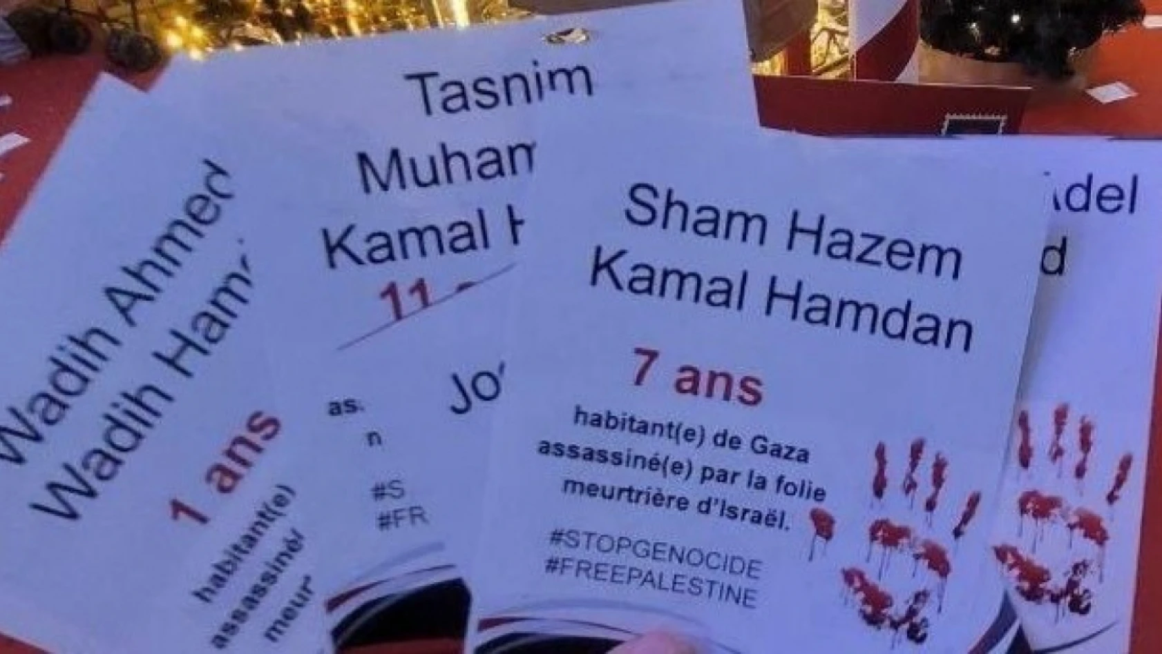 Öldürülen Filistinli çocukların isminin yazdığı broşürler AVM'nin üst katından aşağı bırakıldı