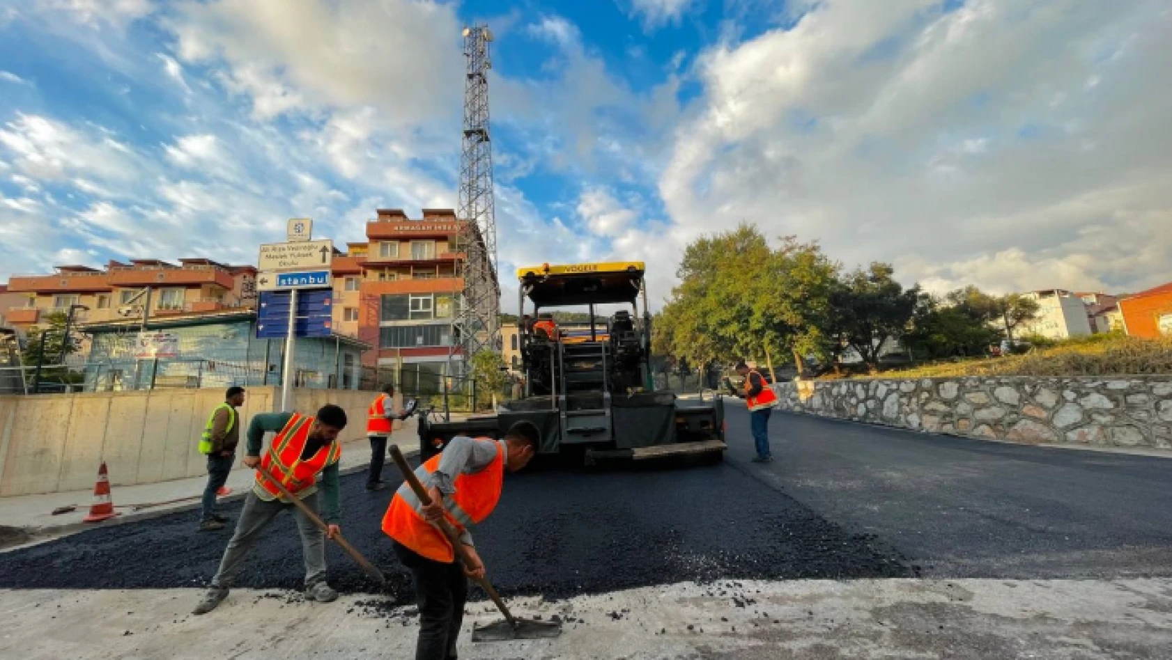 Oramiral Orhan Karabulut Caddesi'ne 300 ton asfalt