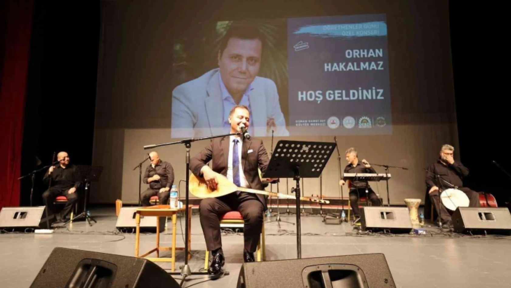Orhan Hakalmaz türkülerini öğretmenler için söyledi