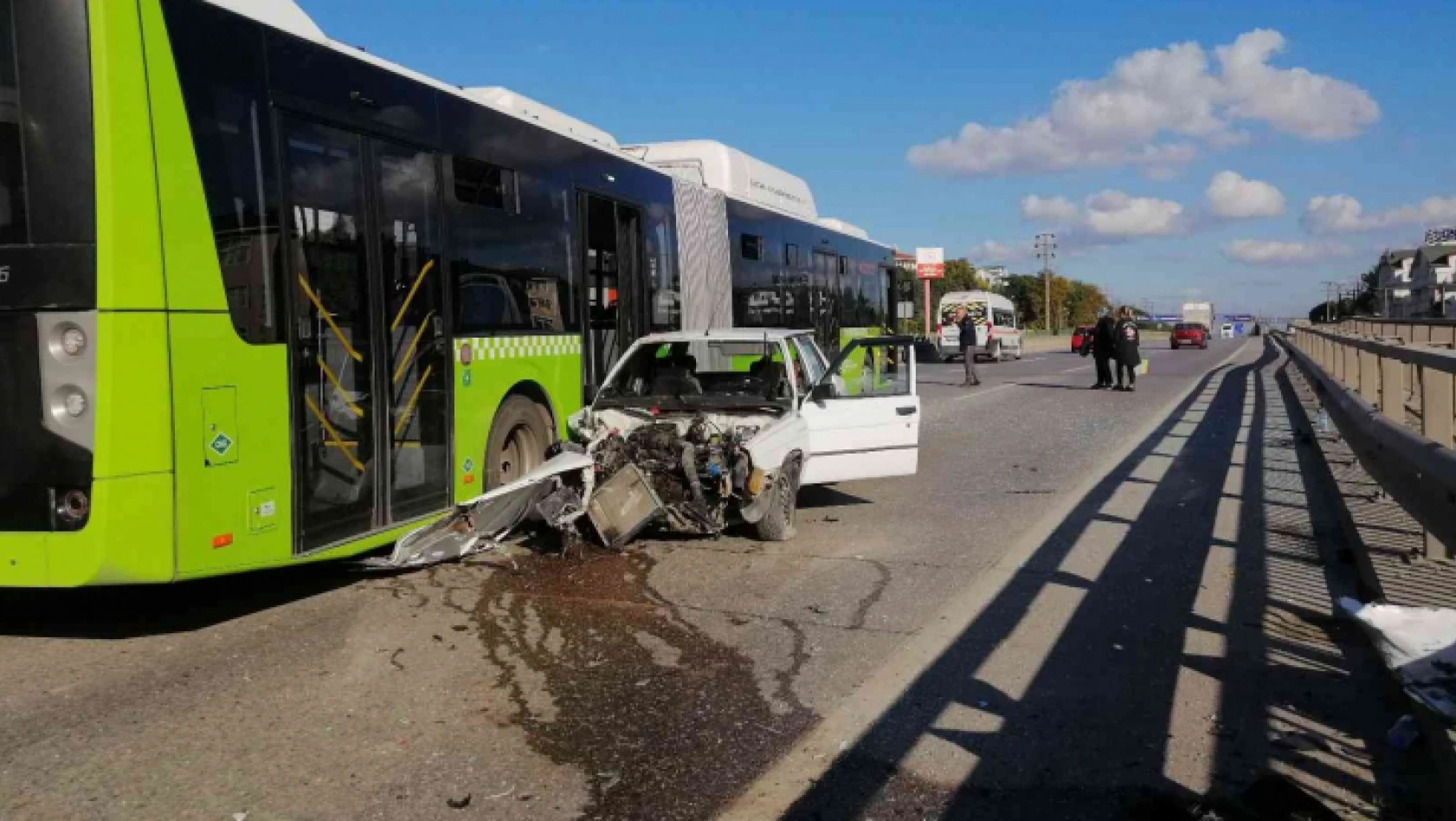 Otobüs ile otomobil çarpıştı: 1 kişi yaraladı