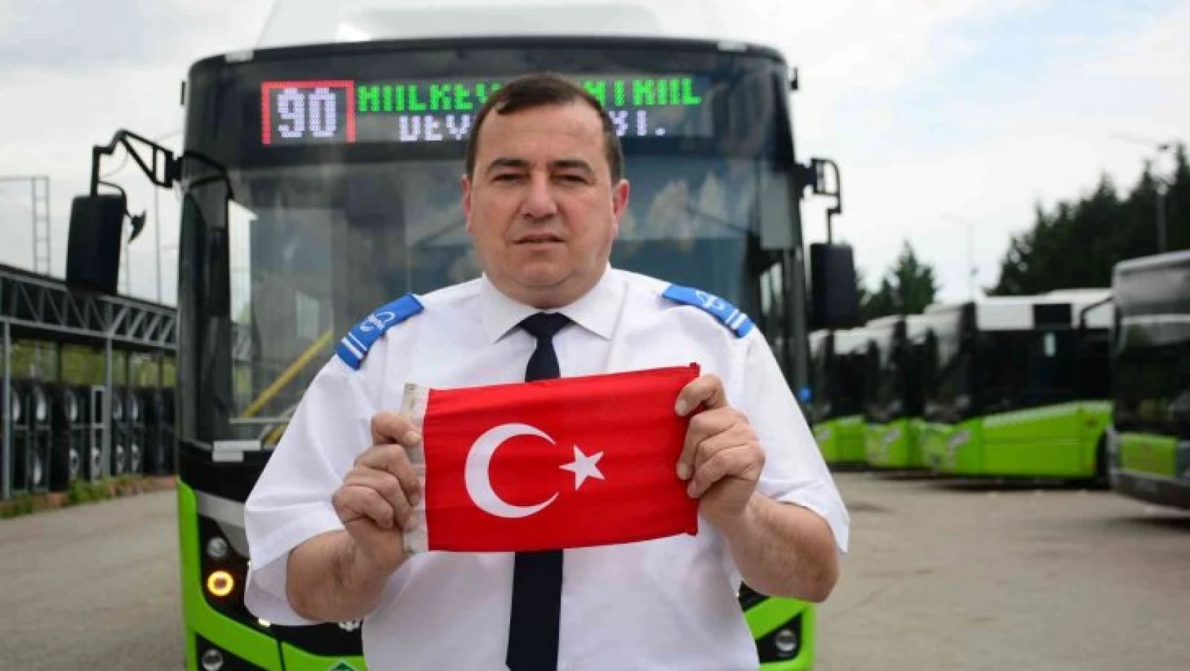Otobüsü durdurup Türk bayrağını yerde bırakmayan şoför o anları anlattı