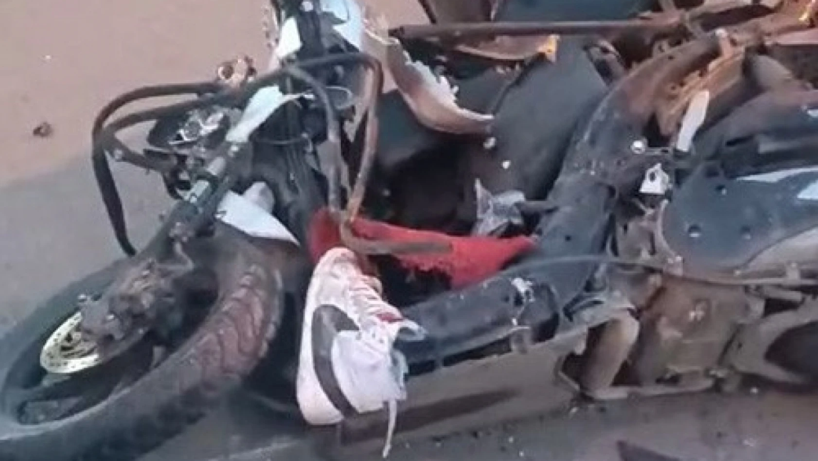 Özel halk otobüsü ile motosiklet çarpıştı: 17 yaşındaki sürücü öldü