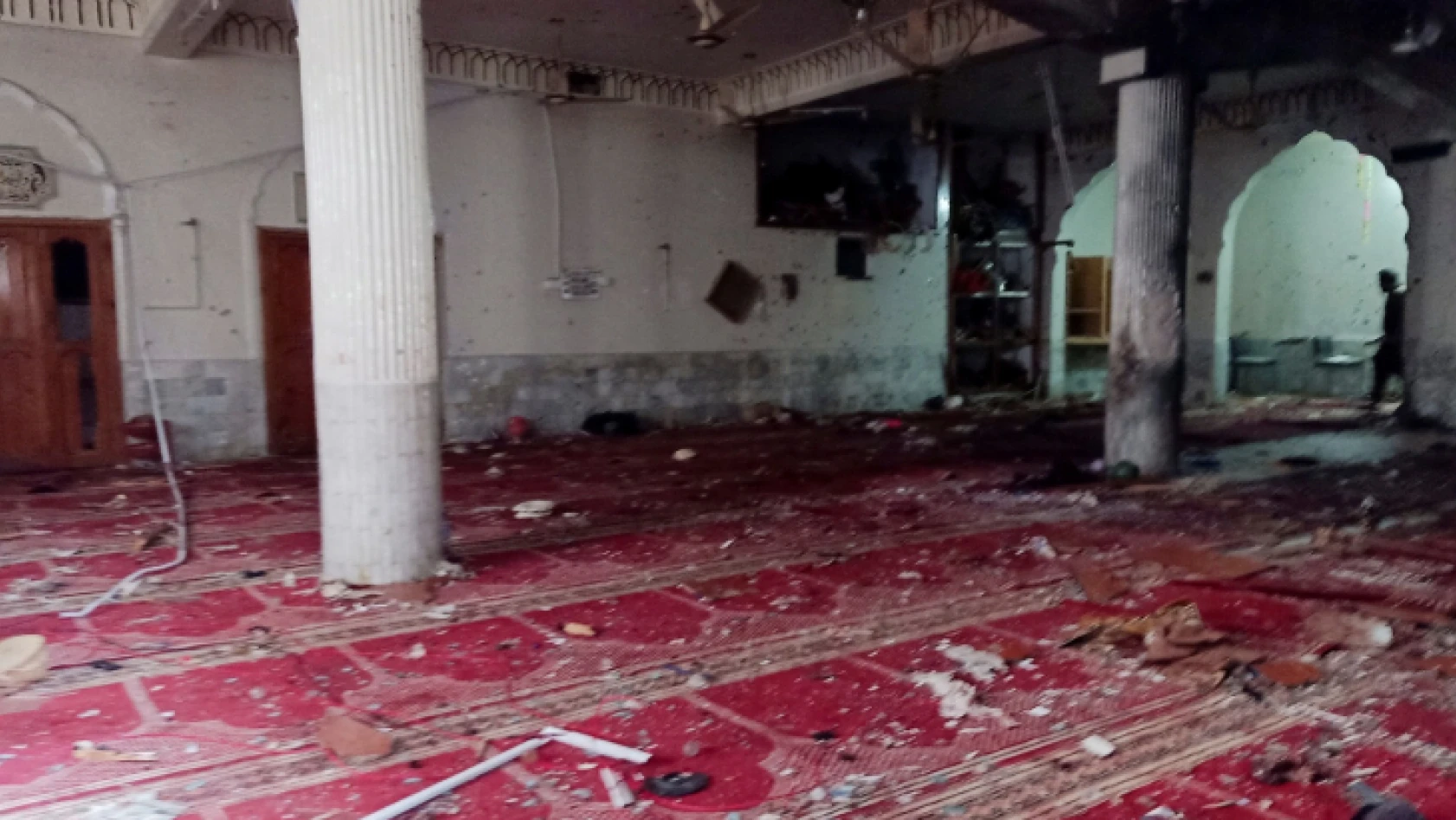 Pakistan'da camide kendini patlattı ! 25 kişi hayatını kaybetti