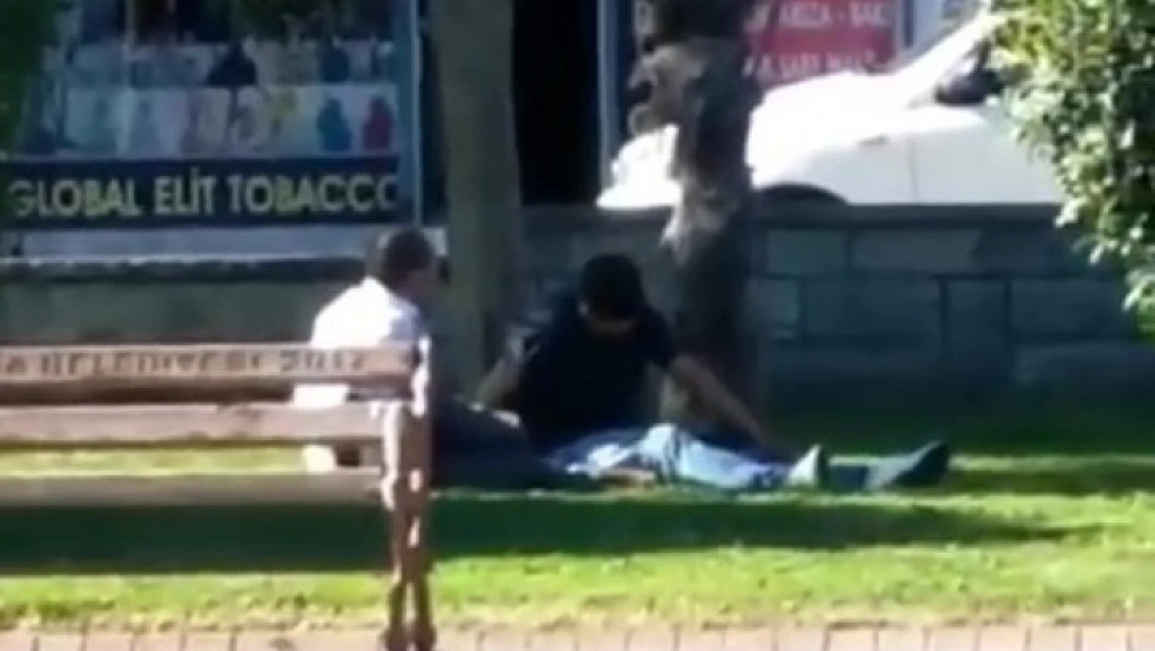 Parkta otururken silahlı saldırıya uğrayan baba ve oğlu yaralandı