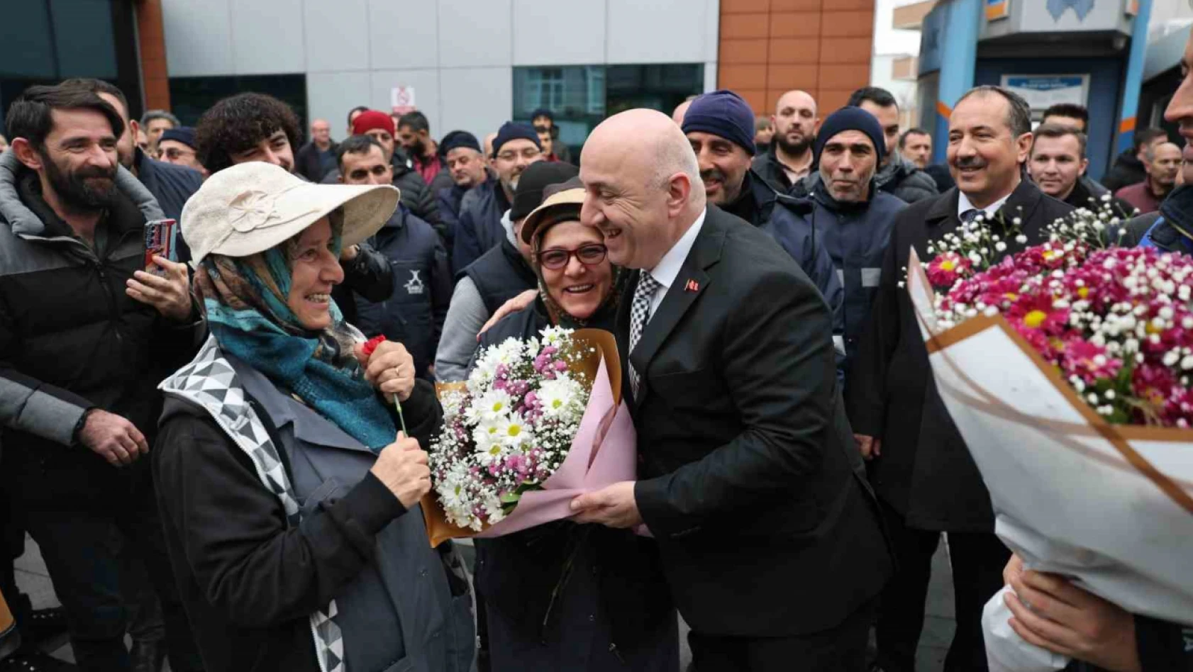Personeller Başkan Bıyık'ı çiçeklerle karşıladı