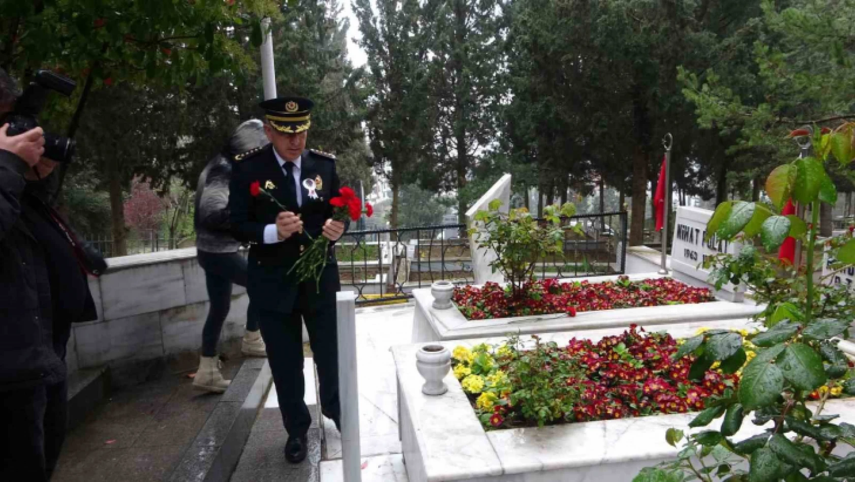 Polis haftasında şehitler de unutulmadı, emniyet müdürü tek tek mezarlarına karanfil bıraktı