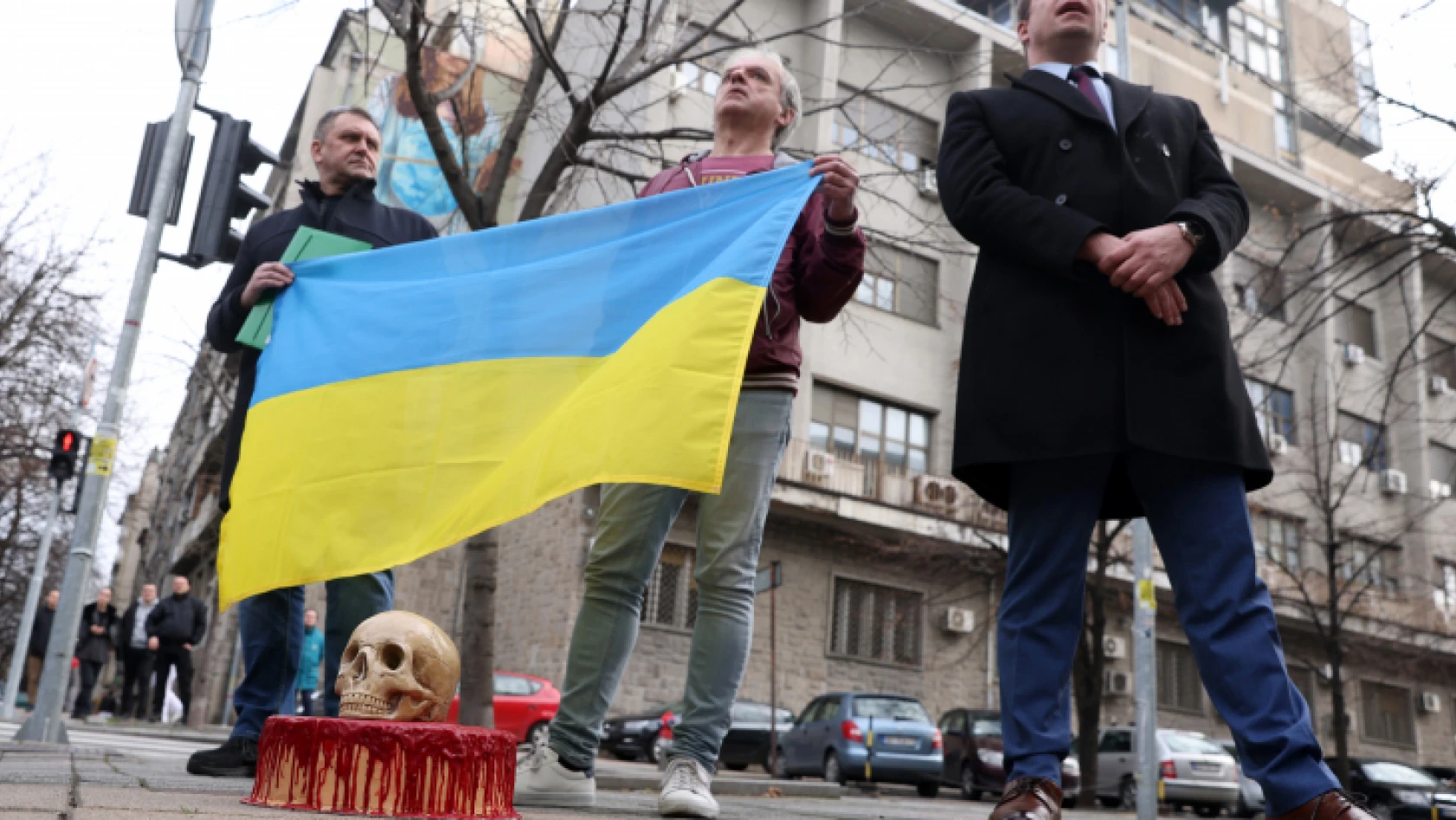 Rusya'nın Belgrad Büyükelçiliğinin önüne 'ölüm pastası' bırakıldı