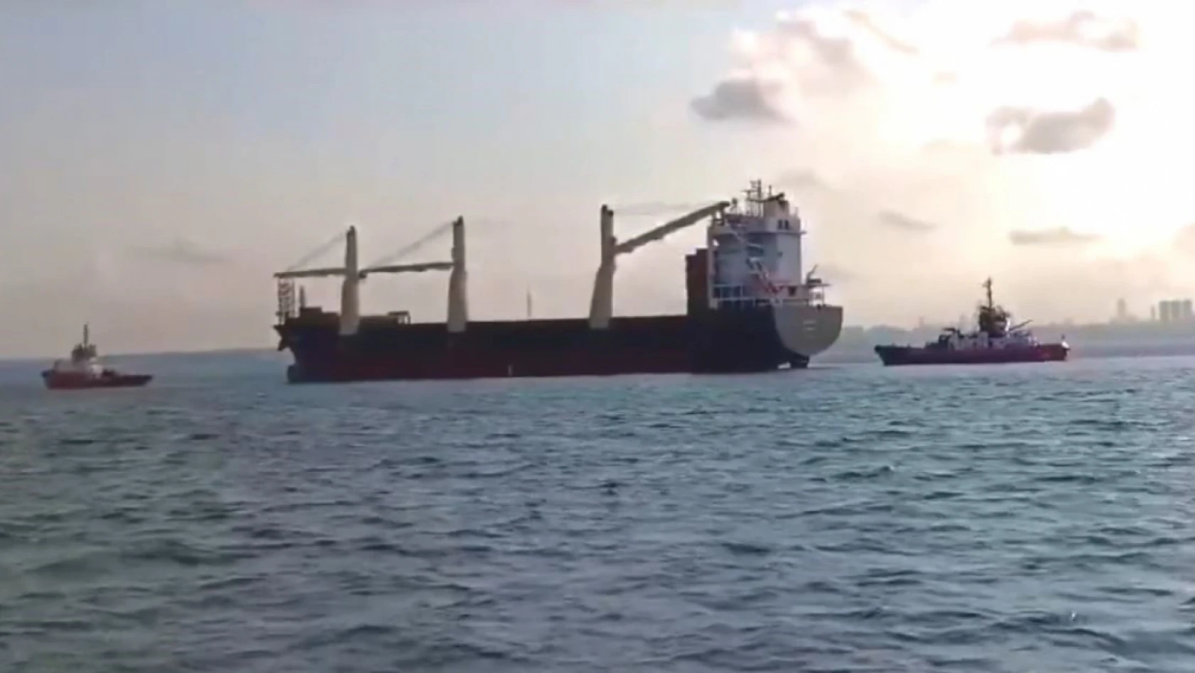 Rusya'ya giden kargo gemisi İstanbul Boğazı'nda arıza yaptı