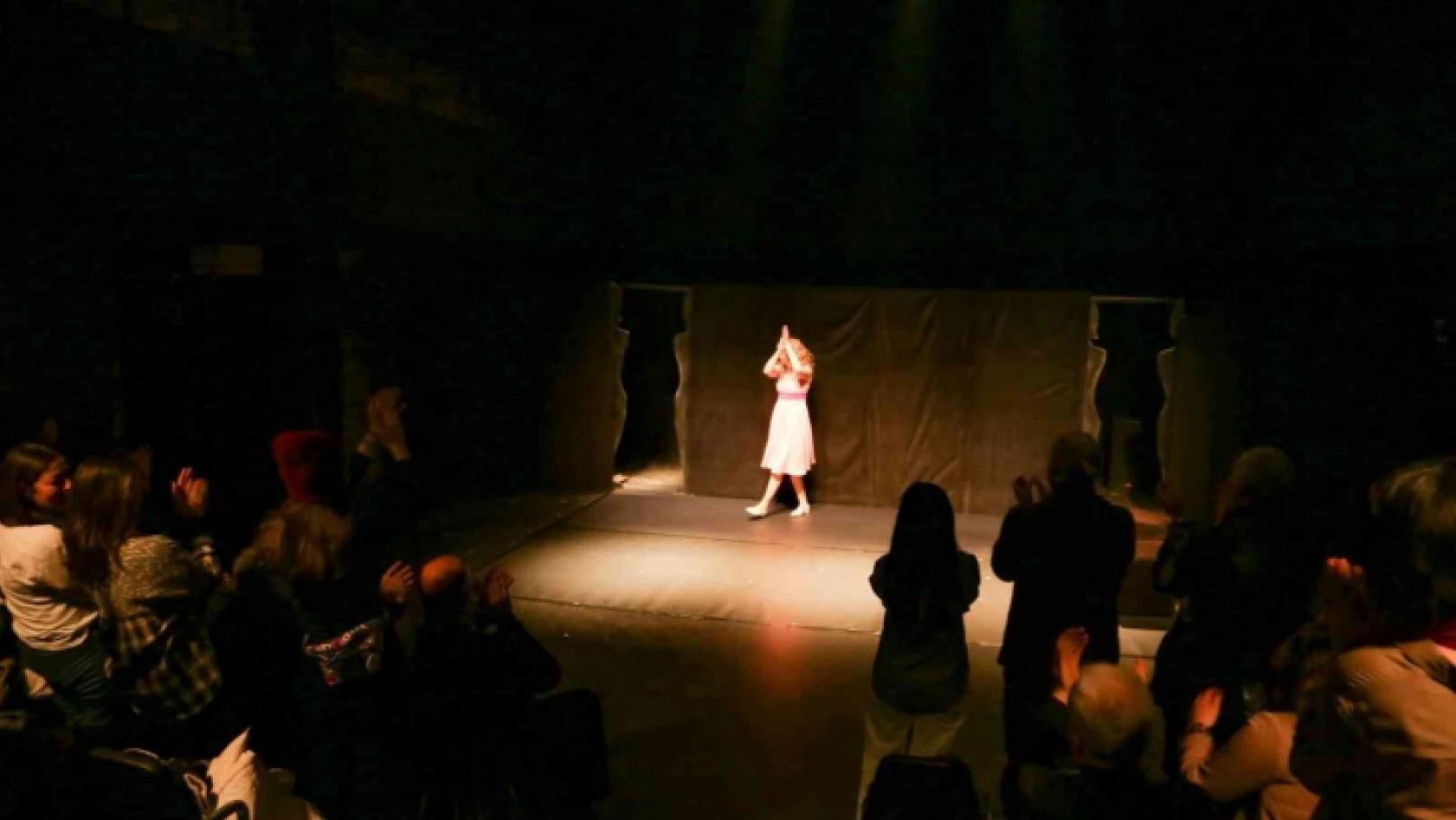 Şehir Tiyatrolarının oyunu İstanbul seyircisinden tam not