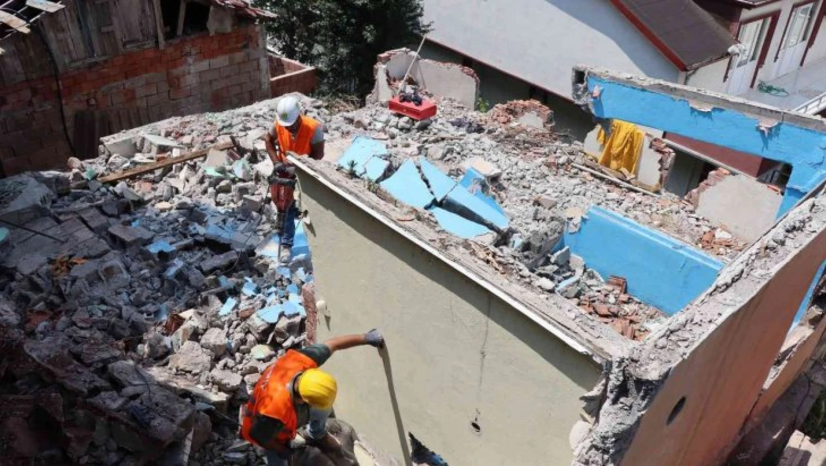 Serdar'daki metruk bina yıkıldı
