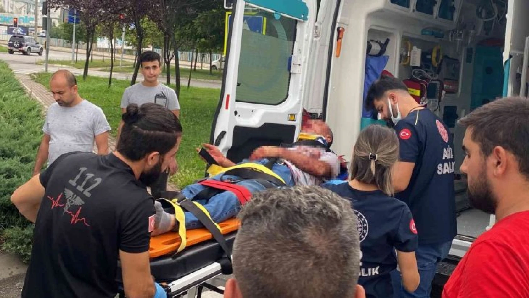 Seyir halindeki motosikletin çarptığı yaşlı adam yaralandı