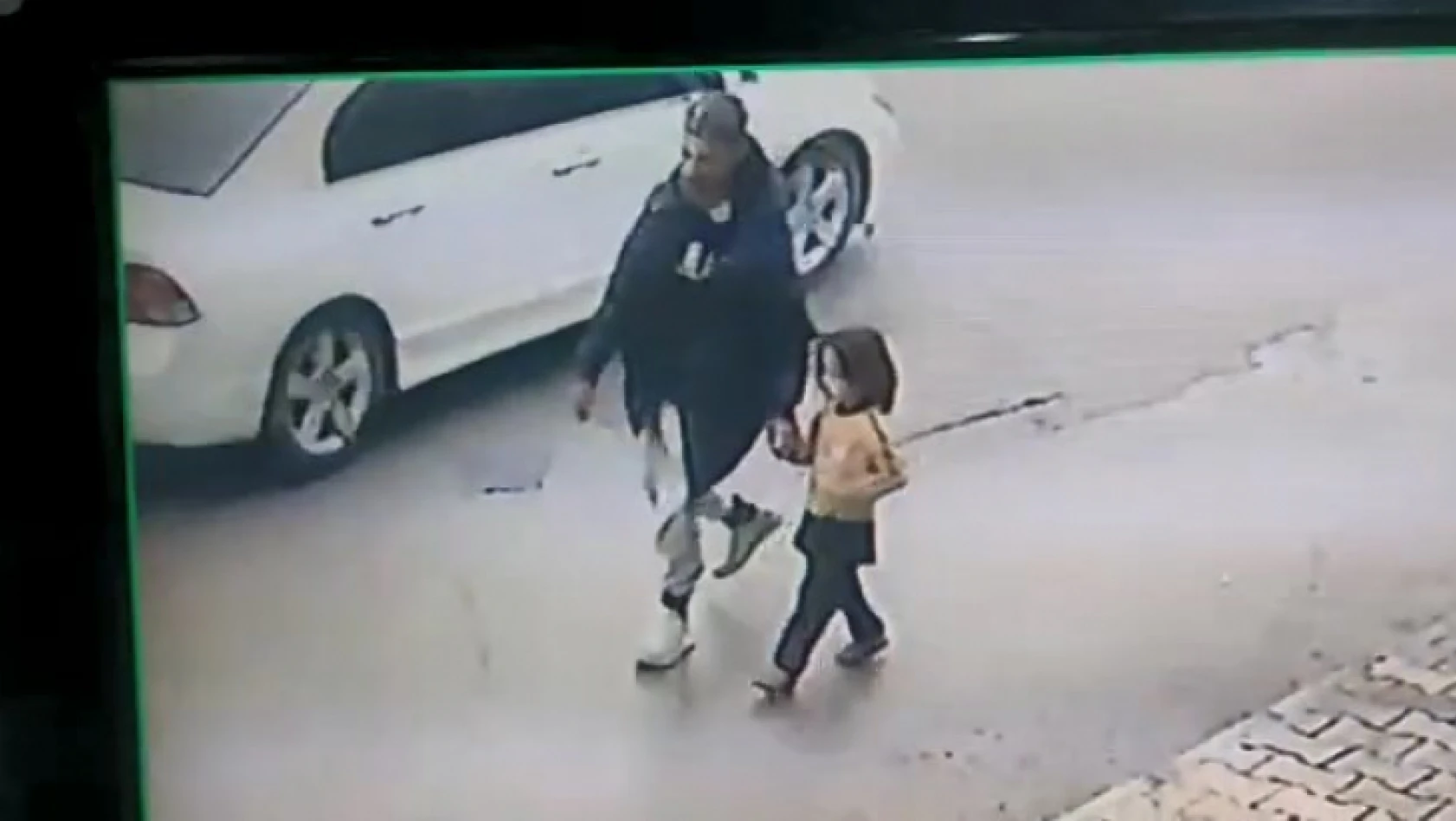 Sokakta oynayan 4 yaşındaki kız çocuğu kaçırıldı