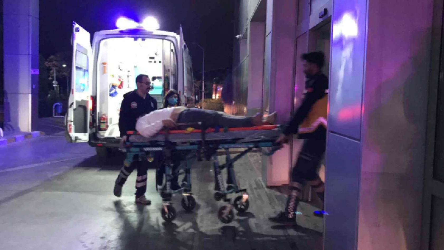 Sokaktaki kavga kanlı bitti: 1 kişi silahla yaralandı