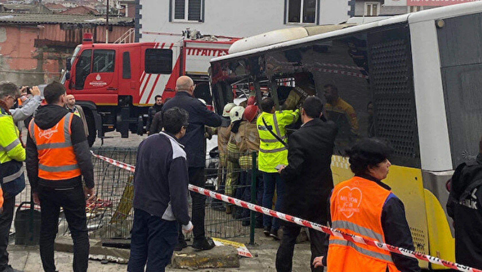 Son dakika ! İstanbul'da İETT otobüsü ile tramvay çarpıştı