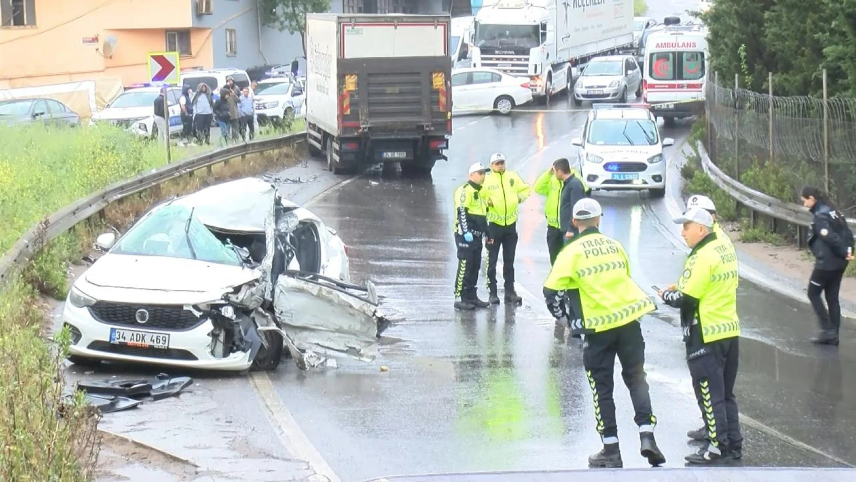 Sultanbeyli'de kamyon ve otomobil çarpıştı: 2 ölü, 4 yaralı