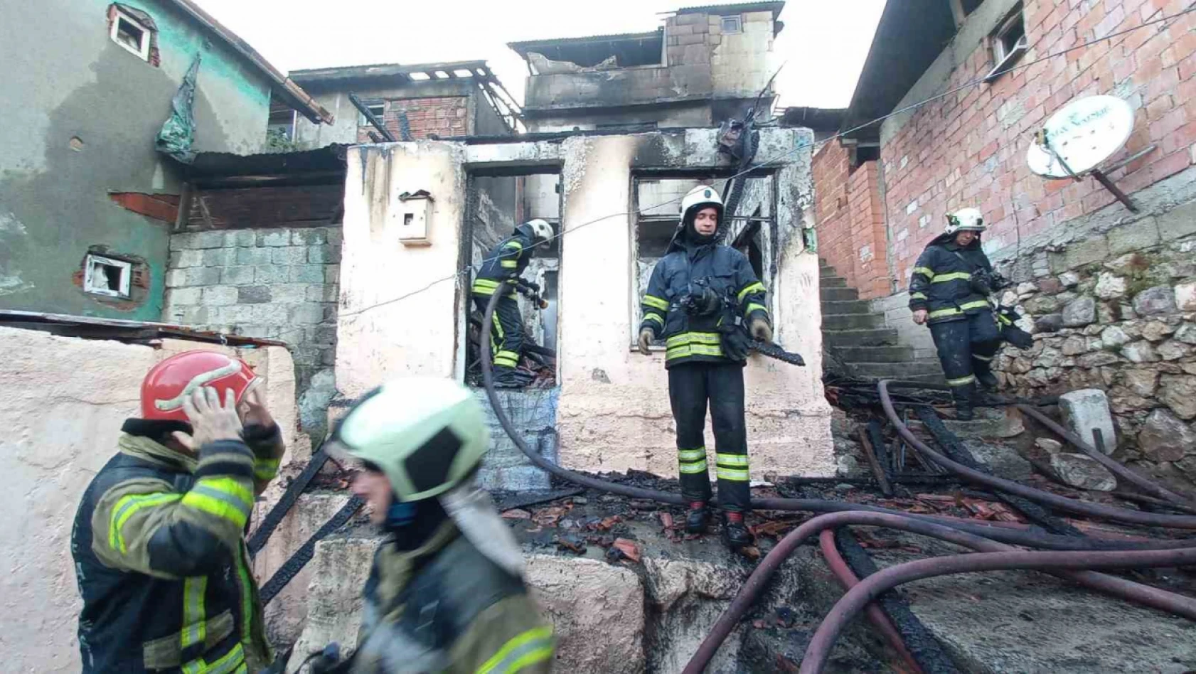 Tek katlı ev alev alev yandı, itfaiye dar sokakta böyle müdahale etti