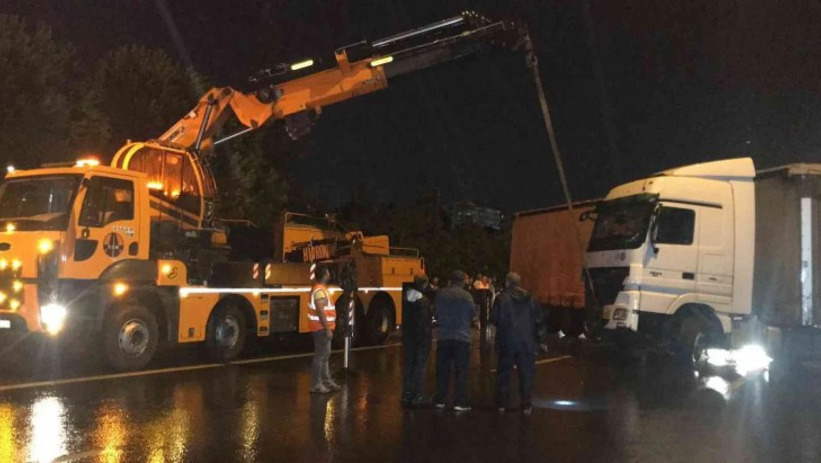 TEM'de tır bariyerlere çarptı, İstanbul istikameti 1 buçuk saat trafiğe kapandı