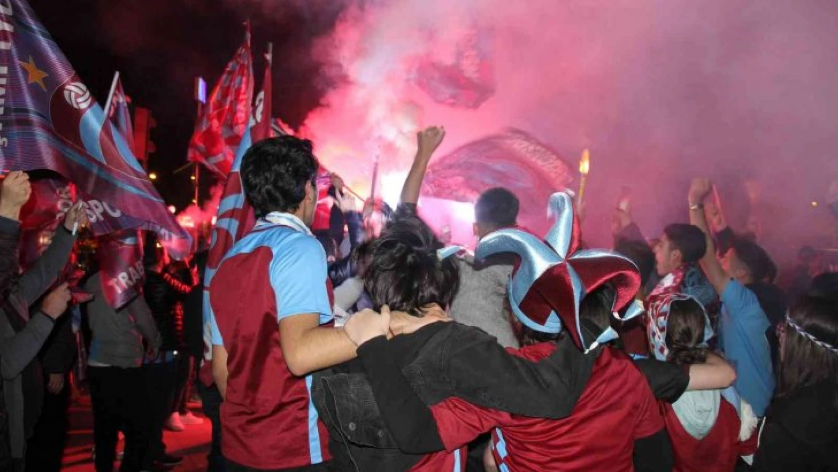 Trabzonspor'un şampiyonluğu Kocaeli'de taraftarları sokağa döktü