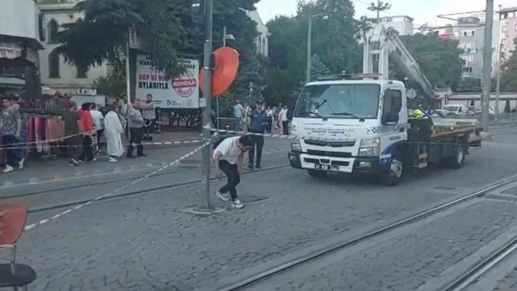 Tramvay teli koptu, vatandaşlar aldırış etmeden yoluna devam etti