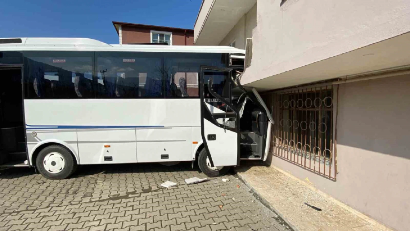 Yolcu dolu tur otobüsü ile hafif ticari araç çarpıştı: 7 yaralı