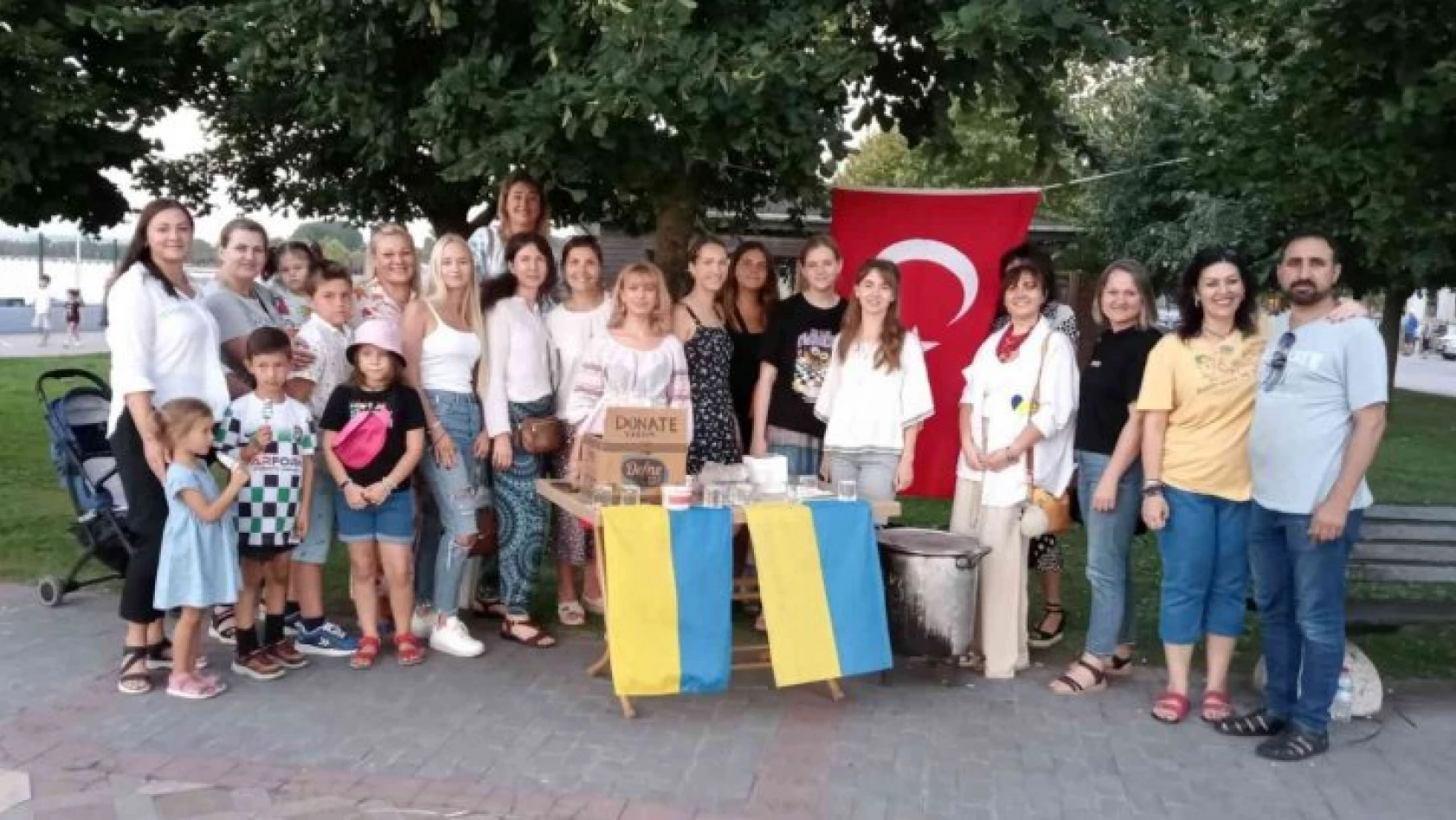 Ukraynalı kadınlar ülkelerine destek için Kocaeli'de çorba yapıp sattı