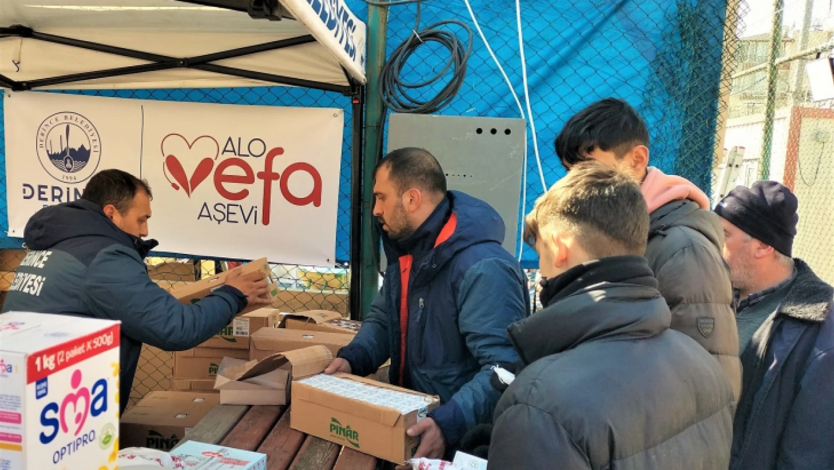 VEFA Hattı ekipleri depremzedelere sıcak yemek ikram ediyor