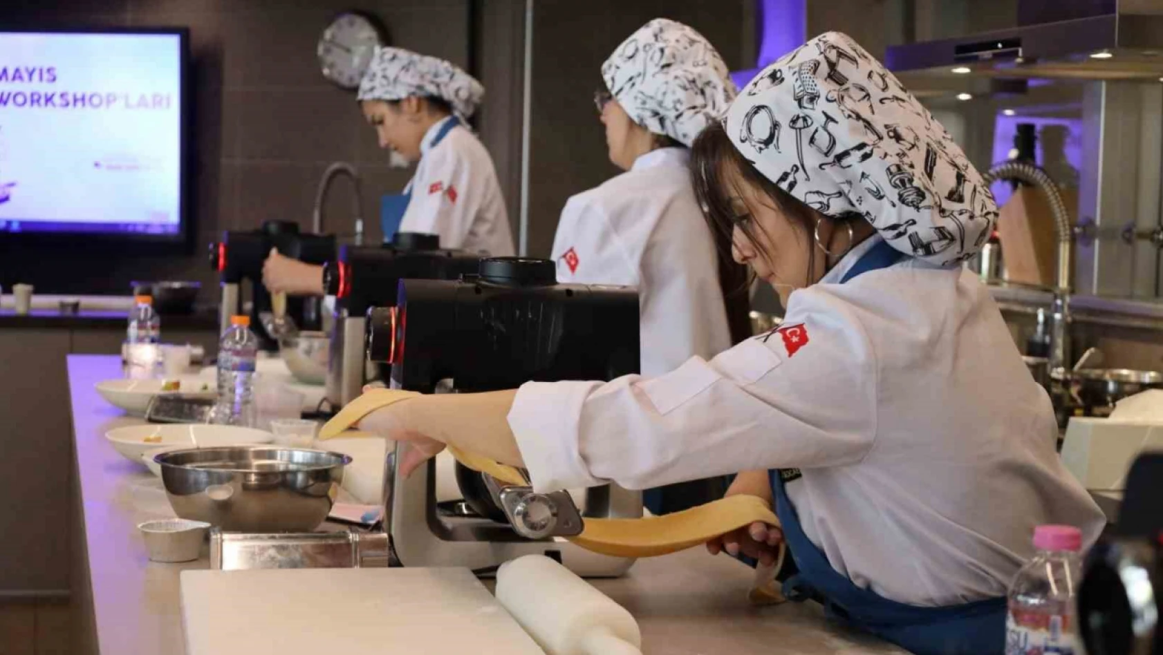 Yarışmada dereceye giren genç aşçı adayları İstanbul'da akademik eğitim aldı