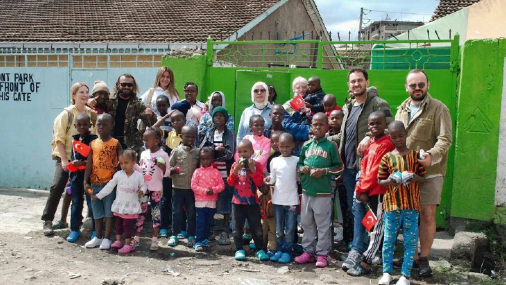 Yıldız Tilbe'den Afrika'daki çocuklara rekor yardım