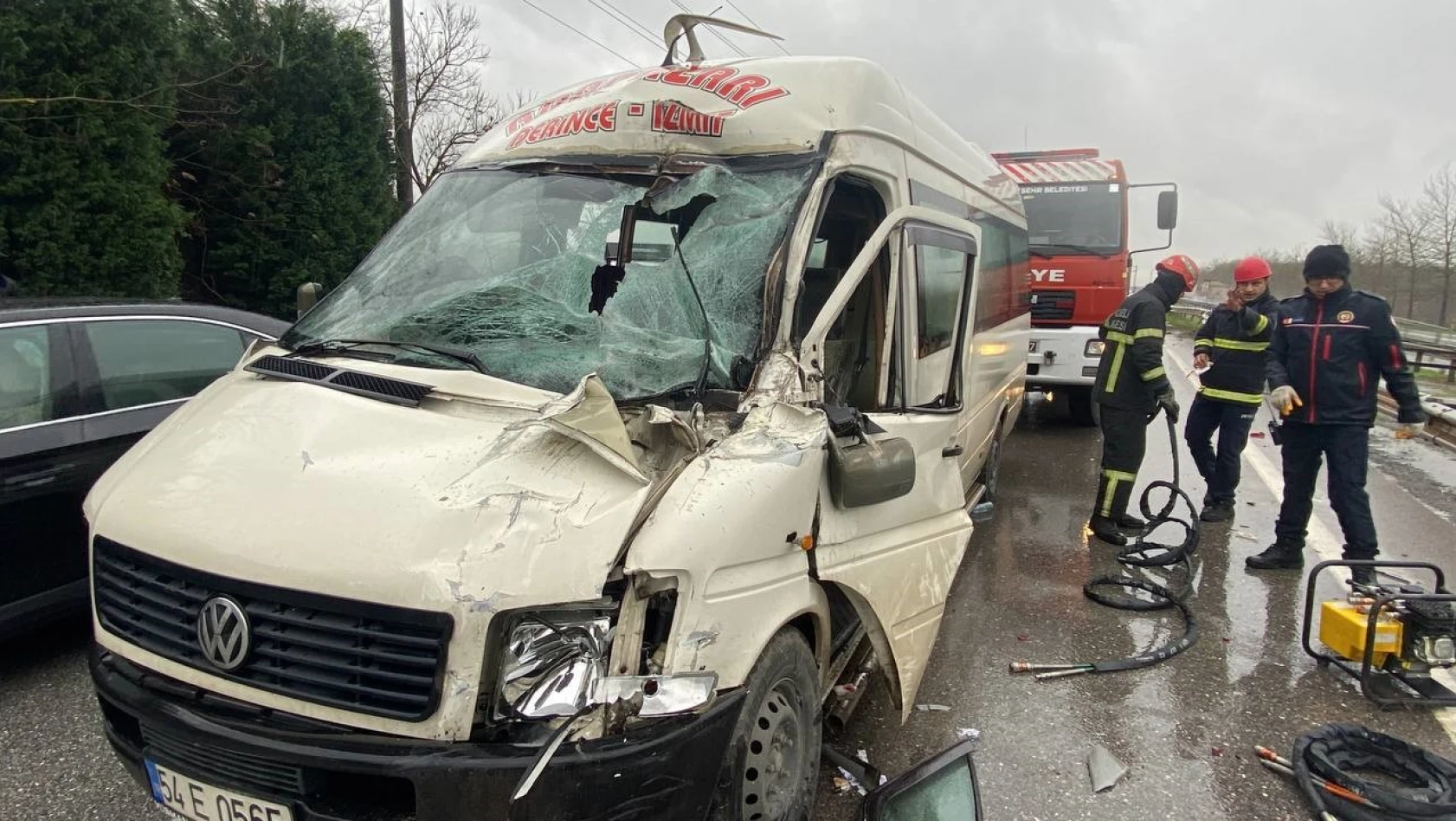 Yolcu minibüsü kamyona çarptı: 2 yaralı