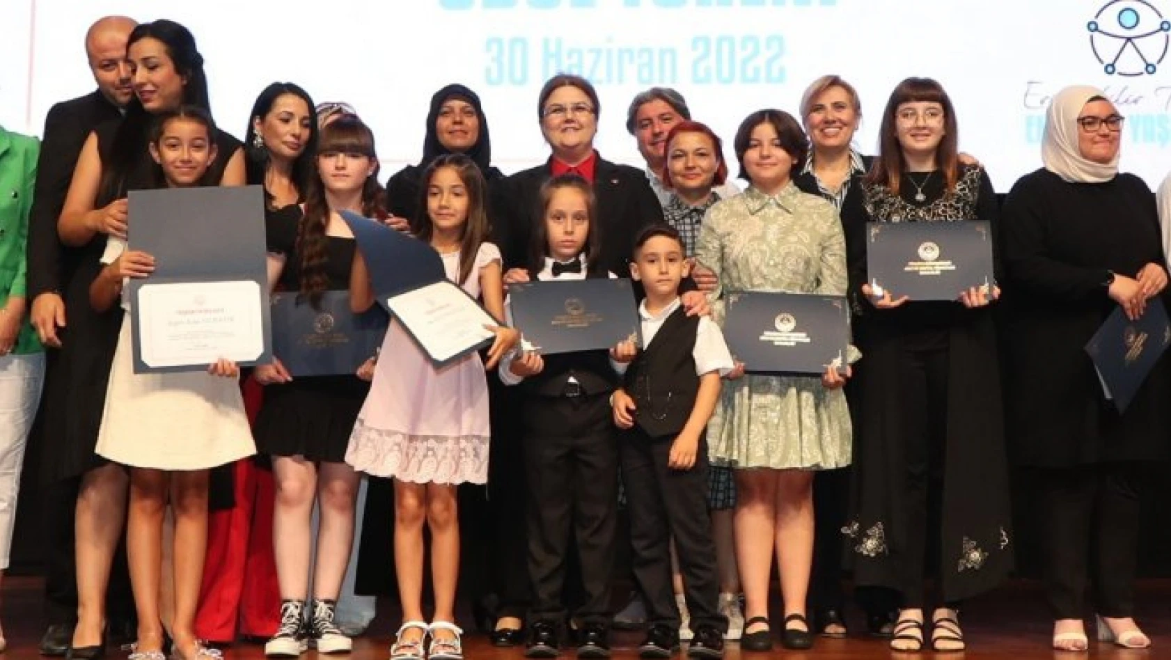 Yusuf Çınar, şiir yarışmasında Türkiye 3'üncüsü oldu