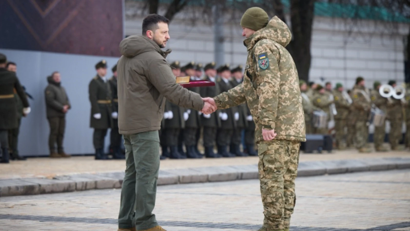 Zelenskiy'den savaşın yıl dönümünde askerlere devlet nişanı