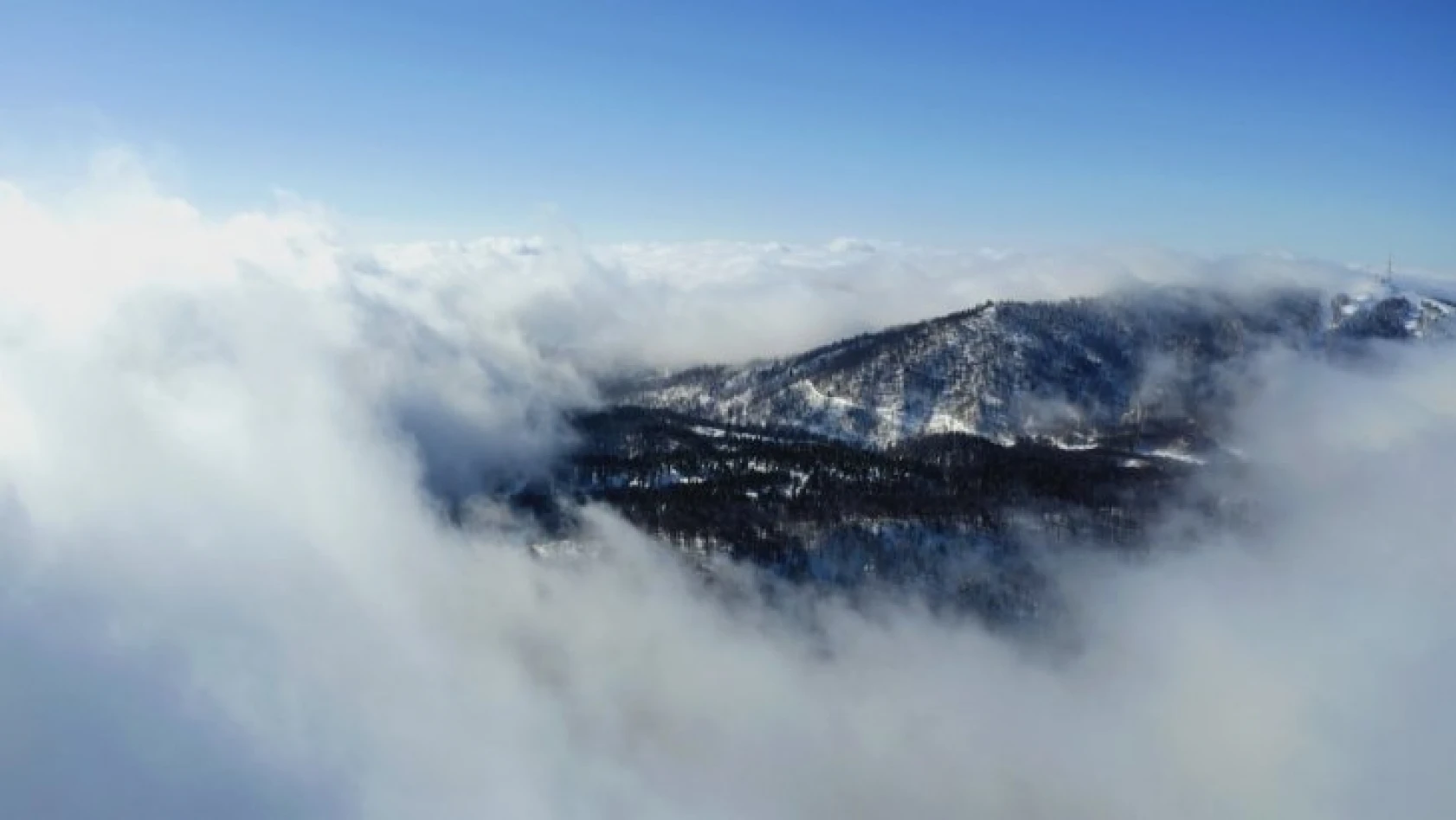 Kartepe'de bulutlarının oluşturduğu kartpostallık manzara dron ile görüntülendi