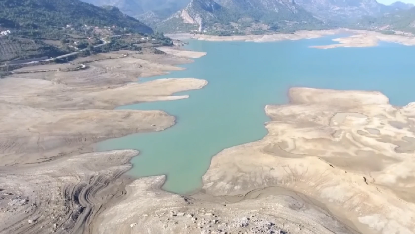 Sular çekildi, Kozan Barajı altındaki tarihi yapılar gün yüzüne çıktı
